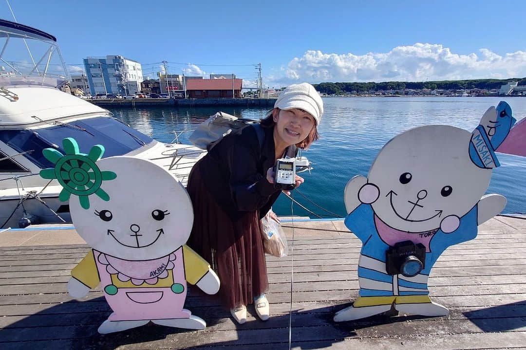 川村エミコのインスタグラム：「赤身ちゃんとトロちゃんと写真を撮りました📷  #三浦市 #三浦市観光大使 #ラジオ収録 #たんぽぽの綿毛time♪  穏やかな収録でした😊☀️ 地元の方々に感謝です。」