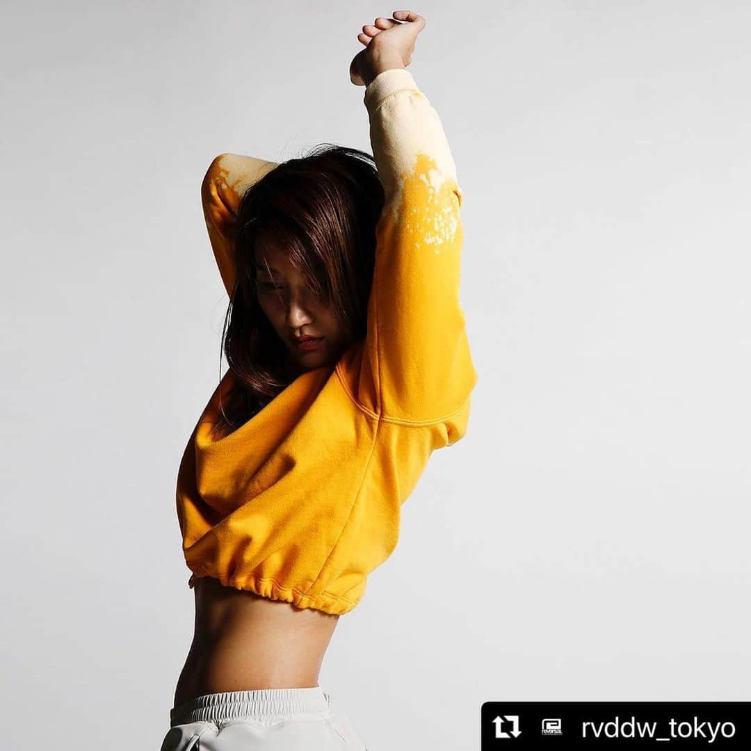 杉山しずかのインスタグラム：「#Repost @rvddw_tokyo with @use.repost ・・・ BLEACH CROPPED SWEAT TOP  トレンド感のあるクロップド丈のスウェットトップ。裾のドローコードでフィット感や丈が変えられるので、スタイリングの幅も広がると共にばたつき、ずり上がりを抑え、ワークアウトの邪魔をしません。  ライトオレンジとライトピンクは袖にブリーチ加工を採用しました。」