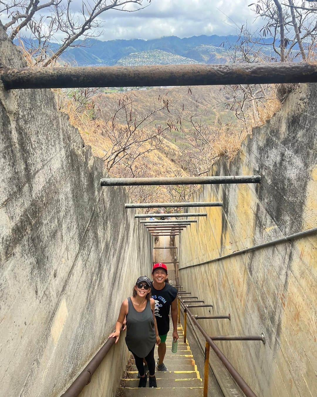 鮎河ナオミさんのインスタグラム写真 - (鮎河ナオミInstagram)「Trying to stay active to induce labor🏃‍♀️  Hopefully the baby will come soon🥹🩷  予定日を2日過ぎても生まれないので、マカプウのライトハウストレイルをハイキング🏞️ ※写真3〜9枚 マミ先生 @mami_furutani と娘のリリちゃんが一緒にハイキングしてくれました🩷 陣痛を促すためには少し息が上がるくらいのスピードで歩くのが効果的みたいで、マカプウの緩やかな坂道がちょうど良かった！ 写真は全部フィルター無し🩵マカプウからの景色大好き🩵  写真1〜2枚目はダイアモンドヘッドのハイキング⛰️ 予定日を5日過ぎても産まれる気配がないので、ダイアモンドヘッドの階段を上るしかないと思い行ってきました😂 体重が増えた分、いつもよりキツかったー😂 @tomoko.tessy と　@r_decor_share が付き合ってくれて、これまた楽しいハイキングでした🩵  #diamondhead #diamondheadhike #makapuu #makapuulighthouse #ダイアモンドヘッド #マカプウ #hawaii」10月16日 15時46分 - naomiayukawa