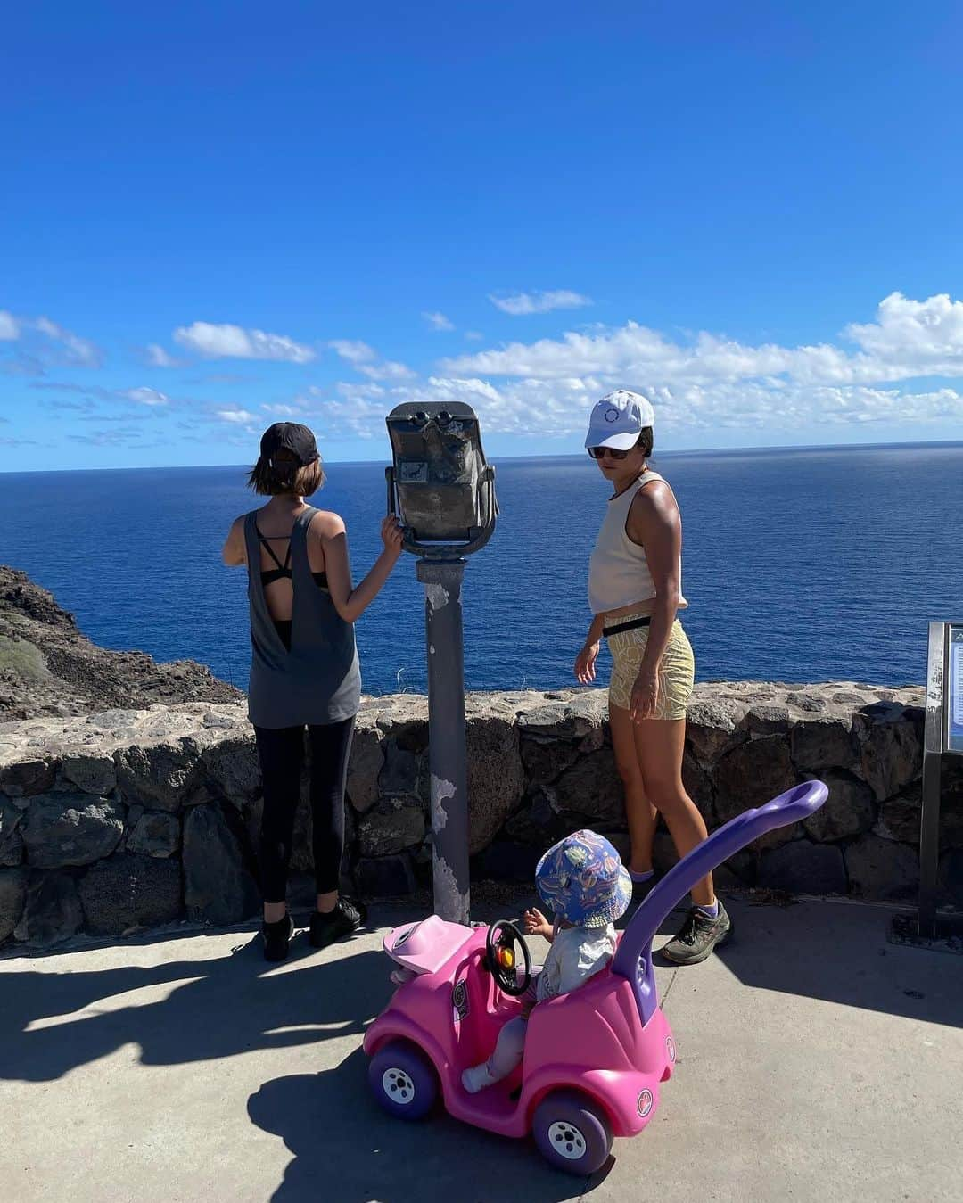 鮎河ナオミさんのインスタグラム写真 - (鮎河ナオミInstagram)「Trying to stay active to induce labor🏃‍♀️  Hopefully the baby will come soon🥹🩷  予定日を2日過ぎても生まれないので、マカプウのライトハウストレイルをハイキング🏞️ ※写真3〜9枚 マミ先生 @mami_furutani と娘のリリちゃんが一緒にハイキングしてくれました🩷 陣痛を促すためには少し息が上がるくらいのスピードで歩くのが効果的みたいで、マカプウの緩やかな坂道がちょうど良かった！ 写真は全部フィルター無し🩵マカプウからの景色大好き🩵  写真1〜2枚目はダイアモンドヘッドのハイキング⛰️ 予定日を5日過ぎても産まれる気配がないので、ダイアモンドヘッドの階段を上るしかないと思い行ってきました😂 体重が増えた分、いつもよりキツかったー😂 @tomoko.tessy と　@r_decor_share が付き合ってくれて、これまた楽しいハイキングでした🩵  #diamondhead #diamondheadhike #makapuu #makapuulighthouse #ダイアモンドヘッド #マカプウ #hawaii」10月16日 15時46分 - naomiayukawa