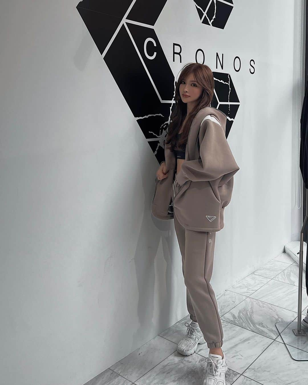 小原優花のインスタグラム：「@cronos_apparel × @iral_official   CRONOSさんの大阪・名古屋・東京(GINZA SIX)を回る店頭イベント、遊びに来て下さった皆さま本当にありがとうございました🥰❣️  こだわって作ったアイテムを実際に目の前でご着用いただけたり、直接会ってお話しできる機会がとっても嬉しかったです🥺💕  CRONOSスタッフの皆様にも大変お世話になりました☺️✨✨  イベントでは私も着ていたフルジップパーカーとパンツのセットアップが大人気でした🫶🏻🤎  店頭でも完売続出で、オンラインも在庫が少なくなってきております！🙏🏻🛒 限定のコラボアイテムをぜひお見逃しなく🙇‍♀️❤️‍🔥」