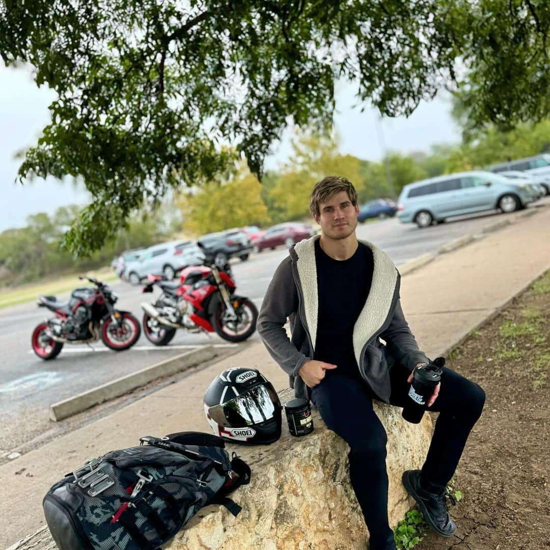 セージ・ノースカットのインスタグラム：「Weather is getting nice out for a ride! Who rides? Comment your bike or your dream bike    #TeamRedcon1  link in bio code Sage20」