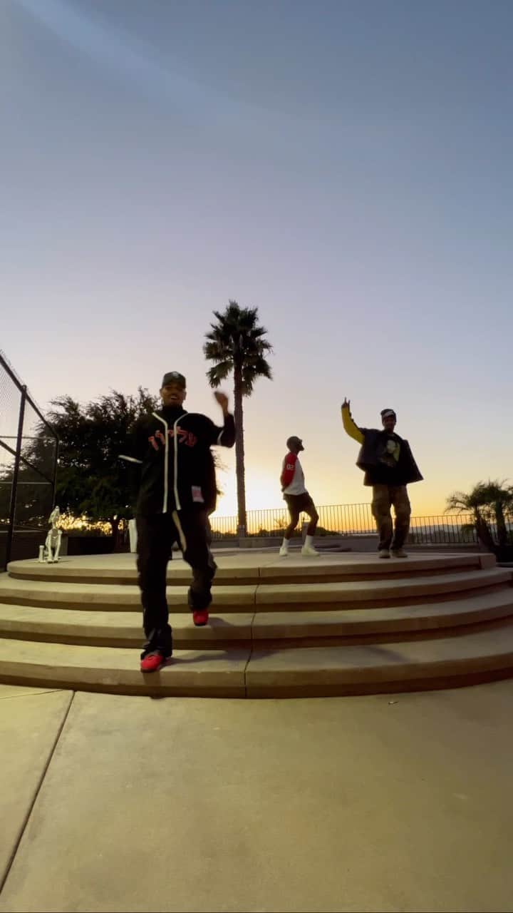 のインスタグラム：「@shaqfamous_ @jblazeofficial @dancer_boysmith new music/video Friday🌊 sensational」