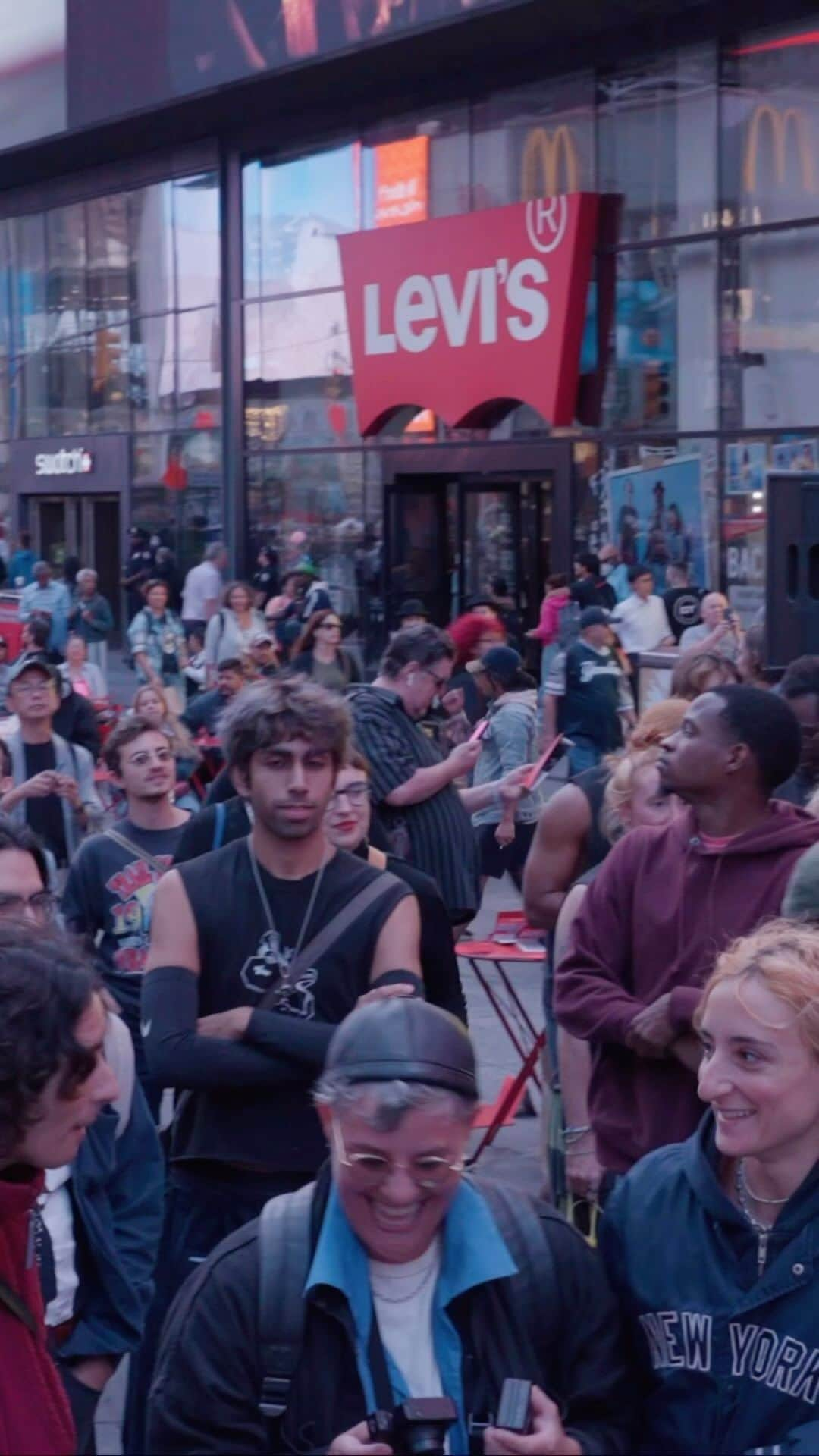 ニュー・ミュージアム・オブ・コンテンポラリー・アートのインスタグラム：「Year 10 @NEWINC kicked of with a free PUNK SHOW in @timessquayrenyc. Presented in partnership with @tsqarts and co-organized with @ptp.vision, this one-night only festival featured EURO TRILLL (@eurotrilll), Dis Fig (@dis_fig), SOUR VISION (a mashup of @genggrizzly and @sourspirit), and Yatta (@rsz_xx), LustSickPuppy (@lustsickpuppy).」