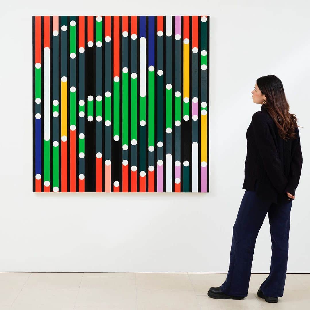 クリスティーズのインスタグラム：「Sarah Morris's 'War of Roses (Sound Graph)' (2018), combines aspects of both her painting and her film work.⁣ ⁣ Using audio recordings of author and fellow filmmaker Alexander Kluge speaking in one of Morris's previous film projects, 'Finite and Infinite Games' (2017), she mapped his speech patterns onto a canvas.⁣ ⁣ The resulting work is both an accurate record of what was said and a highly distorted representation of language.⁣ ⁣ Sarah Morris (B. 1967), 'War of Roses (Sound Graph)' (2018). Estimate: £20,000-£30,000.⁣⁣⁣ ⁣ 🗓 First Open: Post-War and Contemporary Art Online: 3-17 October.⁣⁣ Bidding closes tomorrow, 1PM BST.⁣ ⁣ #SarahMorris #LondonCreates #ThisisLondon」