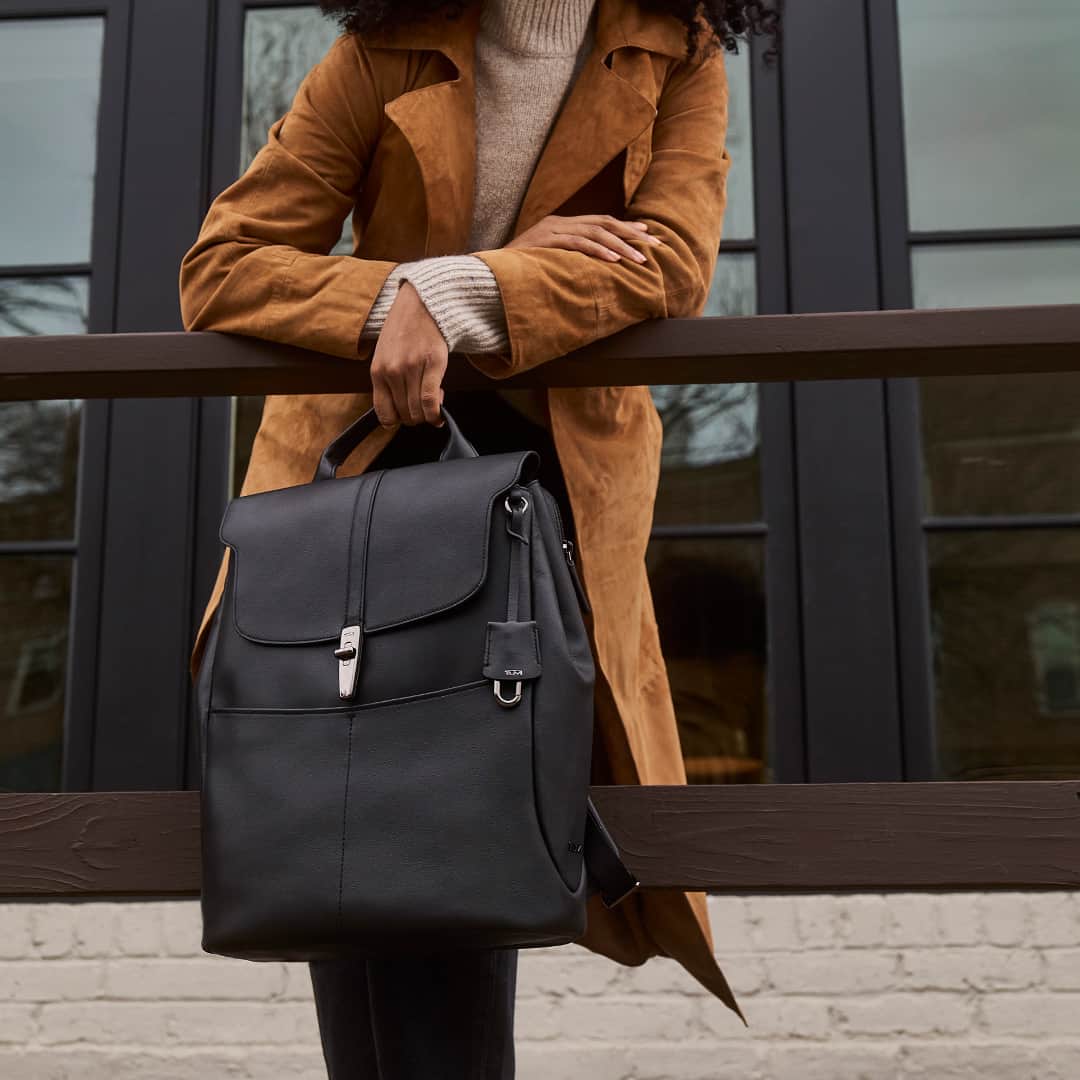 トゥミのインスタグラム：「Need a bag that fits everything and looks good doing it? The Mezzanine Collection features elevated gunmetal hardware and premium smooth leather for an elegant look for every day of the week.  #TUMI」