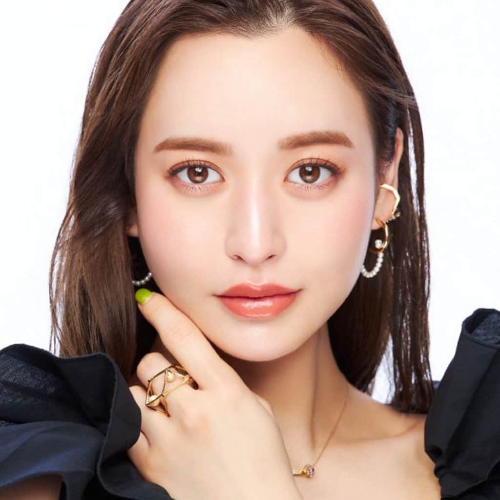 野崎萌香のインスタグラム：「三越伊勢丹化粧品メディア meeco magazine にて 2023 年クリスマスコスメを使用した特集記事が公開されました♡  ひとつめのメイクは 淡いピンクを生かしたやさしくて甘さのあるホリデーメイク 🩷 ピンク系の少し甘さのあるメイクで女の子らしいふんわり感を演出🧚🏻‍♀️  ふたつめのメイクは ブラウン×コーラルで凛としたモダンな印象のホリデーメイク 🦢🪽 きりっとしているようでいて、あえてネイルの色で遊びを演出🤎  2 ルックそれぞれ雰囲気が異なっていてどちらも好きなメイクでした。  どれも気 になるアイテムばかりー!☺️💝  年に 1 度のホリデーコスメにパッケージからわくわく🎄💫🎁💄  ぜひチェックしてみてください!  【2023 年新作クリスマスコスメ】 繊細な輝きでエレガントなホリデーメイク【𠮷﨑沙世子さん] @meeco_meeco」