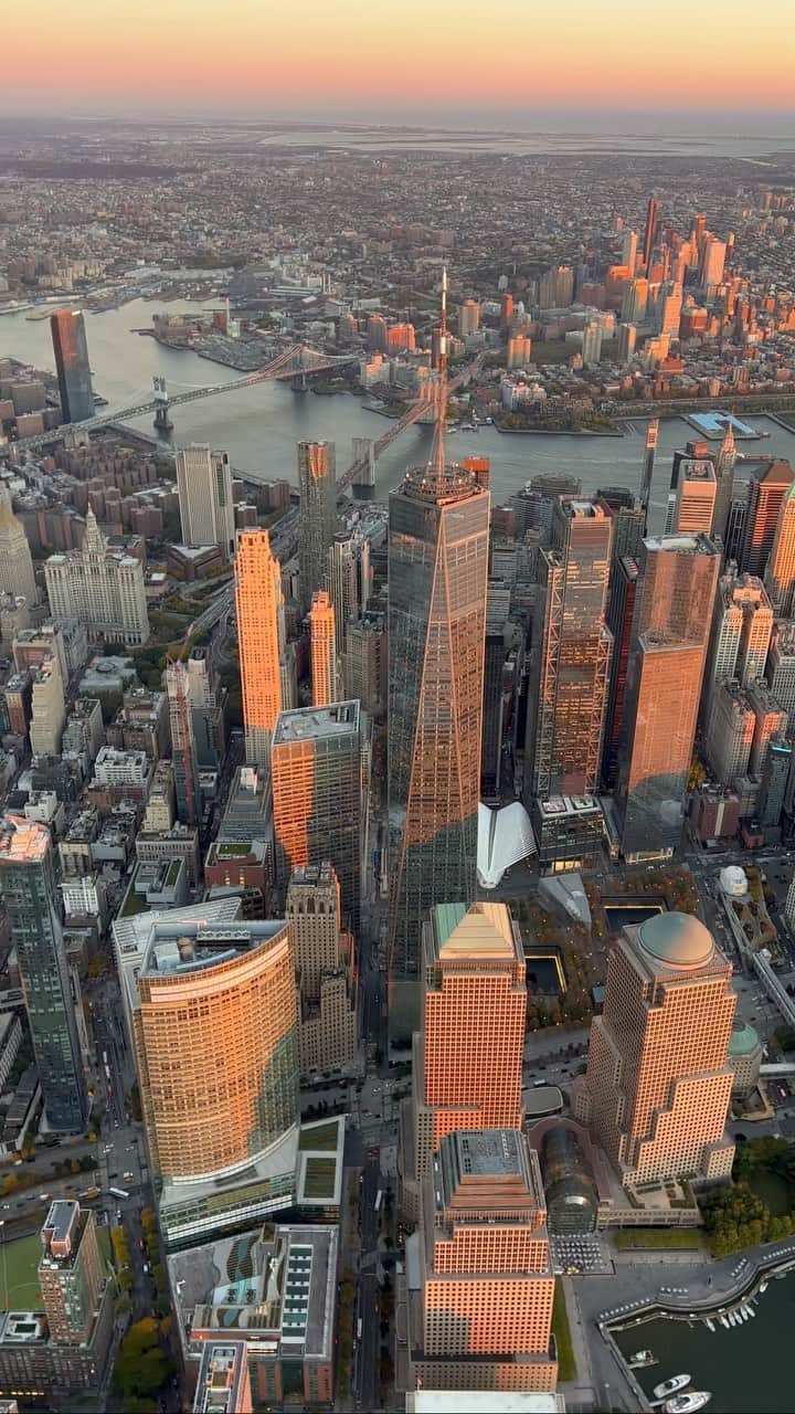 nyonairのインスタグラム：「The Concrete Jungle ☀️🚁   #flynyon #nyonair #helicopter #reels #nyc」