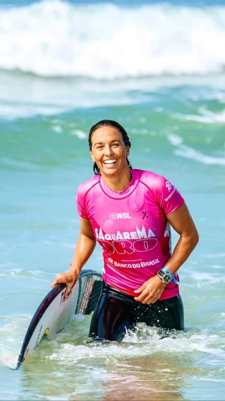 サリー・フィッツギボンズのインスタグラム：「Showing up for the game 😁👊🏼Cant wait for the next round @wsl #SaquaremaPro 🇧🇷 ————— Powered by my amazing team @boostaus @breitling @harveynormanau @all.pacific @gwmaustralia @fcs_surf @tcsurfboards @gpangsurf @devikaworld @axxeclassic @bestsheds」