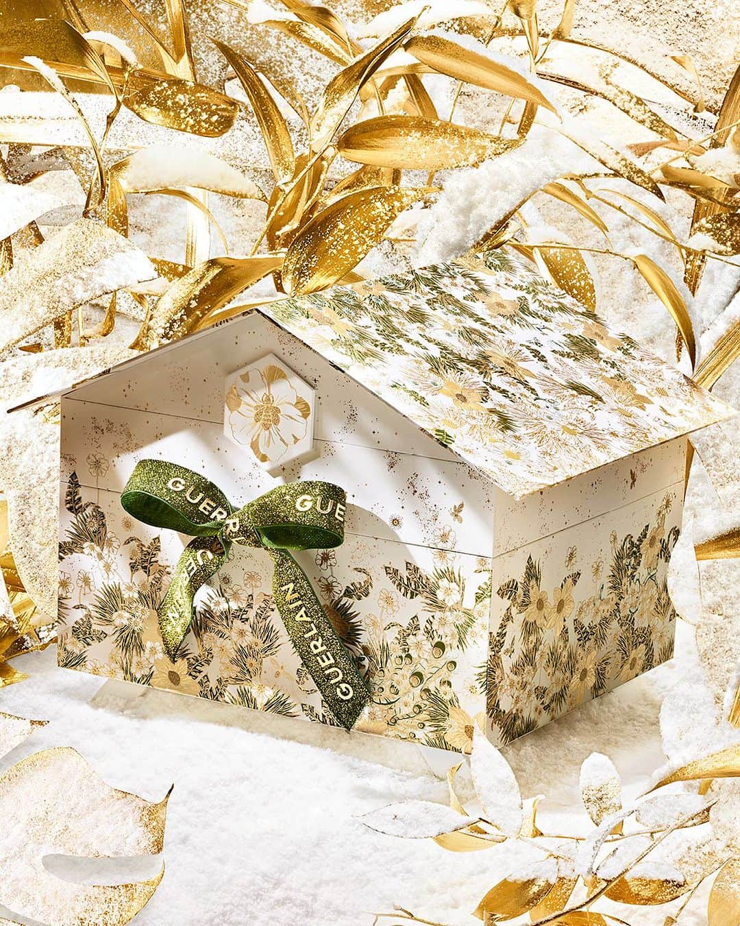ゲランさんのインスタグラム写真 - (ゲランInstagram)「All that glitters is gold. And green. And Guerlain.​ Welcome the festive season with the Beehive Advent Calendar, inspired by the magical world of jeweller @begumkhan. A holiday exclusive, available for a limited time only at guerlain.com.​  #BeelieveInFantasy #AdventCalendar #GuerlainHoliday #GuerlainXBegümKhan」10月17日 1時32分 - guerlain