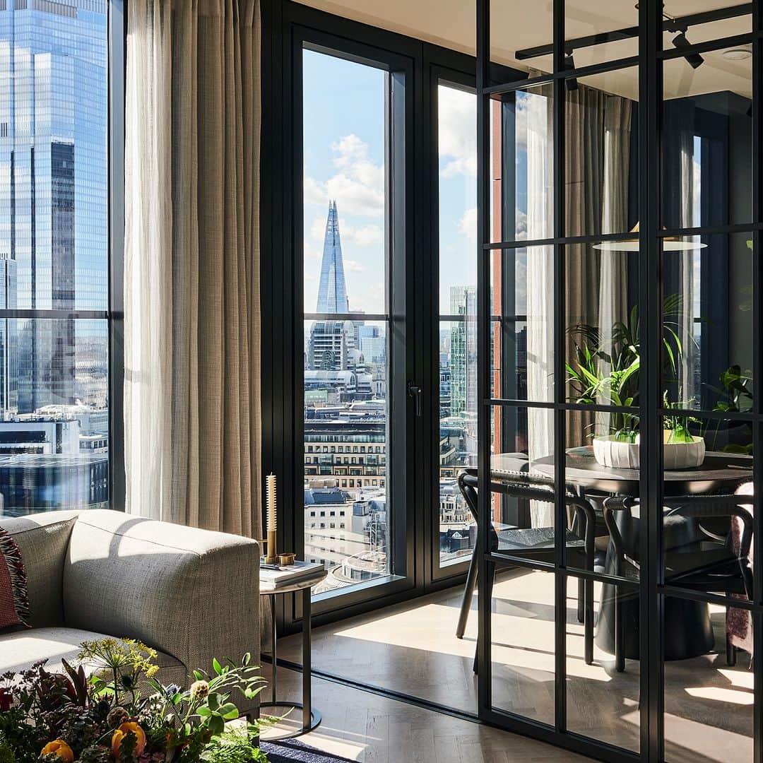 B&B Italiaさんのインスタグラム写真 - (B&B ItaliaInstagram)「Past meets present at One Crown Place. Offering breathtaking views of the City of London, One Crown Place apartments boasts a unique blend of vintage character and modern flair. Each residence features meticulously designed interiors, complemented by bespoke kitchens and wardrobes from B&B Italia and Arclinea.  @onecrownplace   #bebitalia #design #OneCrownPlace #London #Arclinea」10月17日 1時33分 - bebitalia