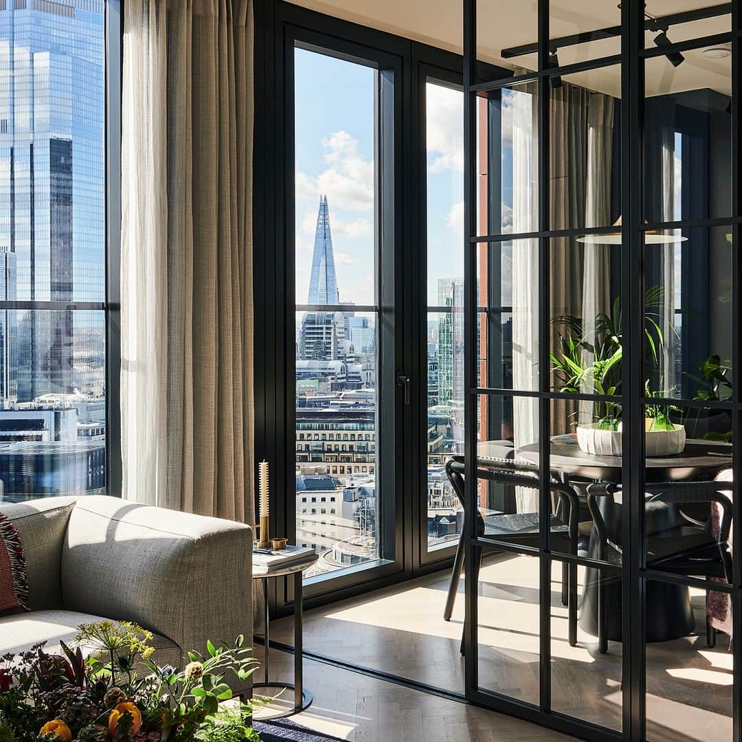 B&B Italiaのインスタグラム：「Past meets present at One Crown Place. Offering breathtaking views of the City of London, One Crown Place apartments boasts a unique blend of vintage character and modern flair. Each residence features meticulously designed interiors, complemented by bespoke kitchens and wardrobes from B&B Italia and Arclinea.  @onecrownplace   #bebitalia #design #OneCrownPlace #London #Arclinea」