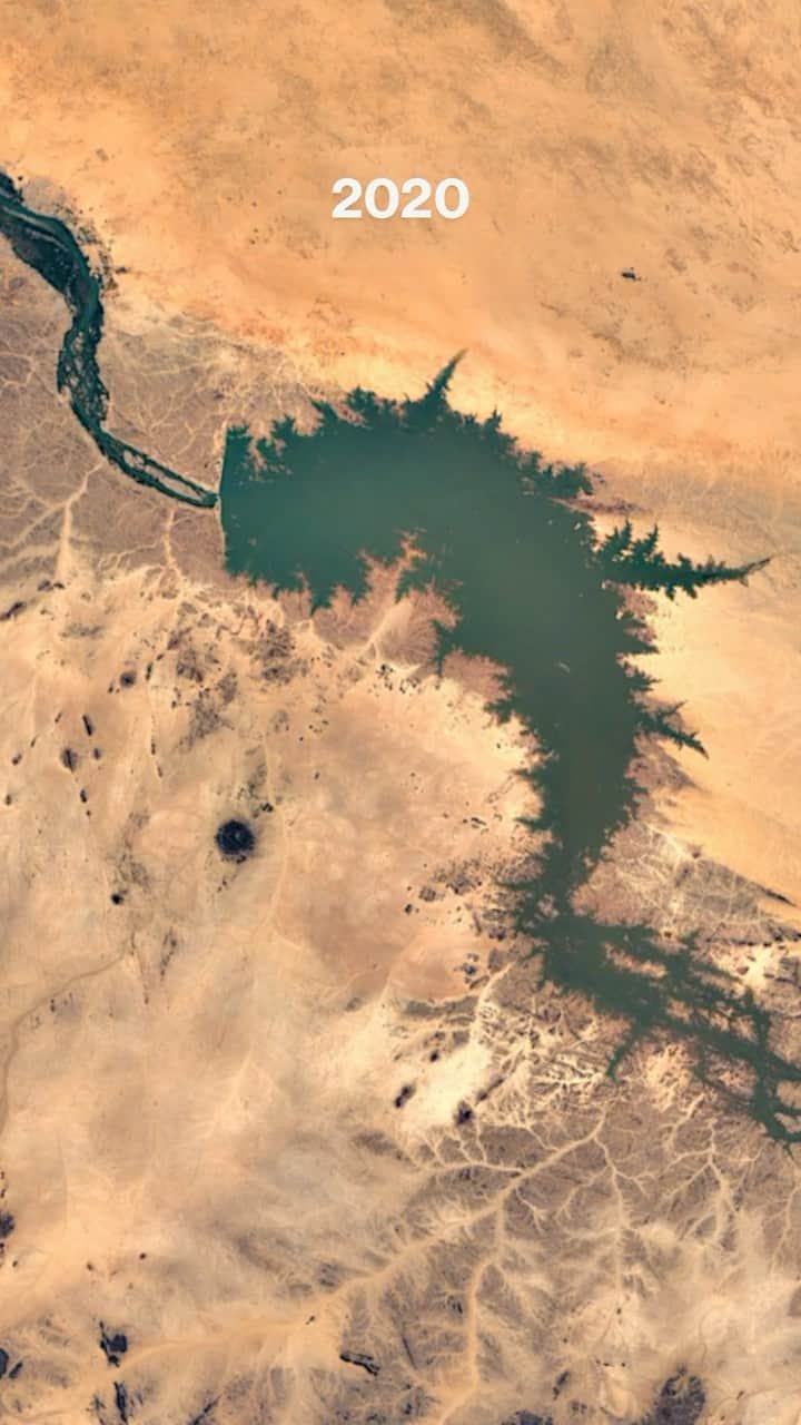 Daily Overviewのインスタグラム：「The Merowe Dam, built along the Nile River in Sudan, is the largest hydroelectric project in Africa. River diversion began in 2004, with construction finishing in 2009. Upon completion, the dam doubled Sudan’s electricity supply. As the dam backed up and expanded the flow of the river into a reservoir, the surface area of the Nile increased roughly 270 square miles (699 square kilometers) and displaced 70,000 indigenous people who relied on the land for farming. Because of the warm climate in the region, combined with this increase in surface area, the reservoir is now experiencing evaporation losses of 396.3 billion gallons (1.5 billion cubic meters) of water every year, roughly 8 percent of the water allocated to Sudan from the 1959 Nile Waters Treaty.  Created by @dailyoverview Source imagery: NASA / Google Timelapse」