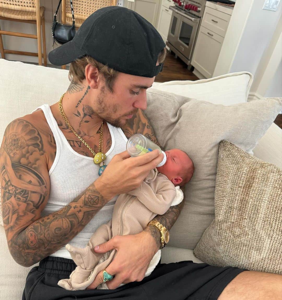 ジャスティン・ビーバーのインスタグラム：「Meet my niece Poppy Ford Kennedy. Anyone who knows @thejasonkennedy and @thelaurenkennedy know their journey and challenges with having kids. they now have two beautiful babies that I’m absolutely obsessed with. 😩😩😩 ❤️‍🔥❤️‍🔥❤️‍🔥」