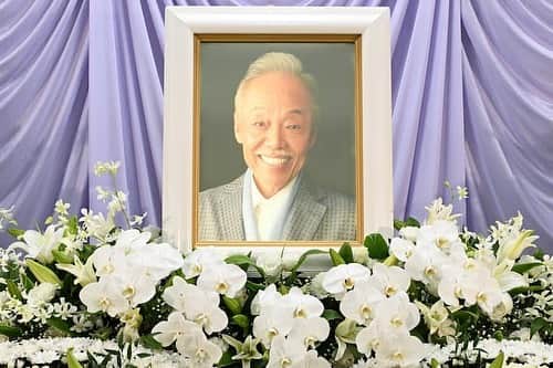 小川知子のインスタグラム：「谷村新司さんの訃報が。  入院されていたことは知っていましたが、まさか亡くなられるとは、、。 同世代なのでショックです。  新ちゃんと知り合ったのは、彼が作った「忘れていいの」という歌のデュエットをした時です。 私に直接交渉のため、 一人で我が家の近くのロイヤルホストまで赴いてくれました。その場で歌入りのテープを聞かせてくれ、「どうしても一緒に歌って欲しい」と、あの優しい笑顔で語りかけてくれた姿が懐かしく思い出されます。  歌手ではなく、女優として歌って欲しいと録音前に言われました。 スタジオで向かい合いながら、ドラマのように歌い、本番一回のみのレコーディングで終了しました。  その後は家族付き合いをする仲でした。 ゴルフにテニス、ホームパーティーとよく一緒に遊んだものです。 いつも穏やかでニコニコして、優しくサポートをしてくれました。普段はあまり饒舌ではなかった新ちゃん。  「歌の伝道師」と自らも言っていましたが、名曲の数々は多くの人の心に感動と安らぎを与えたと思います。  お疲れ様でした。  一緒に歌えたこと 感謝しています。 ありがとう。  秋の訪れと共に静かに幕を降ろしたのですね。  心からご冥福をお祈りします。🙏  #谷村新司さん死去  #忘れていいの愛の幕切れ  #小川知子」