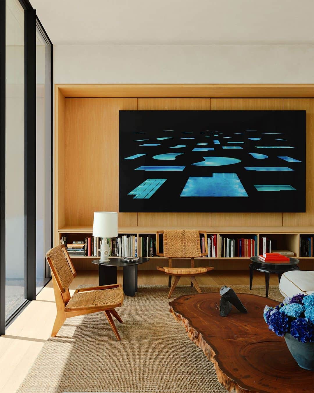 ELLE DECORのインスタグラム：「What do you do when your favorite painting doesn’t fit? You build a new house. When a large-scale painting by British artist Chris Ofili begged for a new home, one Hollywood Hills resident called on Woods + Dangaran (@woods_dangaran) and Studio Mellone (@studiomellone) to design it a new one, complete with soaring ceilings, built-in wood niches, and floor-through sight lines. The result is an art-filled space that could be the envy of the Metropolitan Museum of Art, much less every lucky house guest. In the living room, @dougaitkenworkshop’s artwork Flight Patterns overlooks the airy room.   Click the link in the bio to tour the rest of this sophisticated space, as featured in our November 2023 issue. Written by @isuredontknow. Styled by @amykchin. Photographed by @william.jess.laird.」