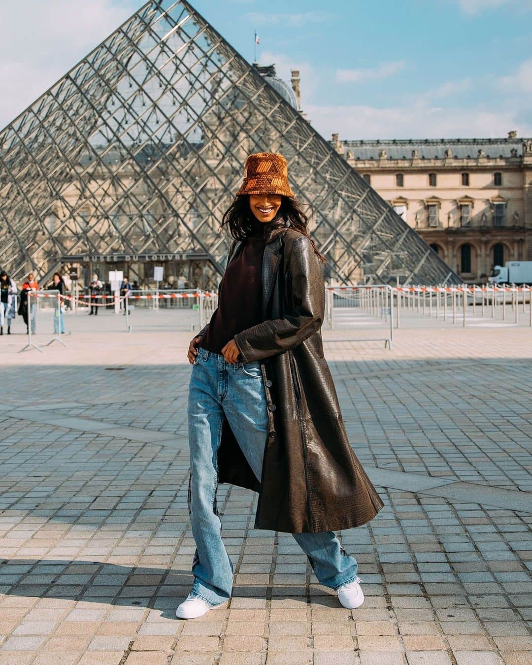 のインスタグラム：「And just like that, it’s freezing outside. As the temperatures drop and the colder days start rolling in, it’s high time to start thinking about your winter wardrobe. While coats are certainly the protagonist of any look, the supporting roles (aka what lies beneath) are no less important when it comes to creating a runway-worthy outfit. Click the link in bio for #BritishVogue’s perfect cold-weather outfit pairings to inspire your autumn/winter looks.  Photographed by @StyleDuMonde.」