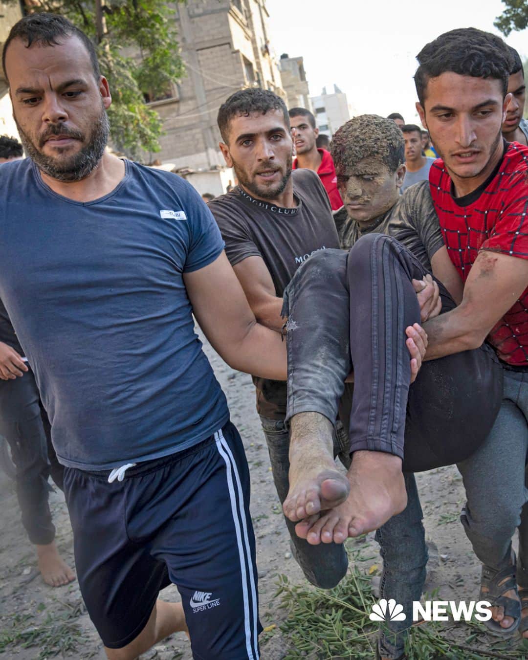 NBC Newsのインスタグラム：「Gazans in the Khan Younis neighborhood were dealing with the aftermath of the Israeli airstrikes early today.  As pipes ran dry in Gaza, residents were left with little water to use for drinking, cooking or cleaning.  "We gave each a 2 liter bottle and each one is managing his own bottle," Rahaf Abuzarifa, 21, who's living with 17 other people in the same house told @NBCNews.  Those 2 liters must last for three days, she said, as the taps in her household ceased to supply to water after Israel imposed a "full siege."  "For bathing, everyone has taken one bath since the war started," Abuzarifa said, adding that people were frequently changing clothes and using deodorant.  Read more at the link in bio.  📷️ Fatima Shbair / AP  Ahmad Hasaballah/Getty Images」