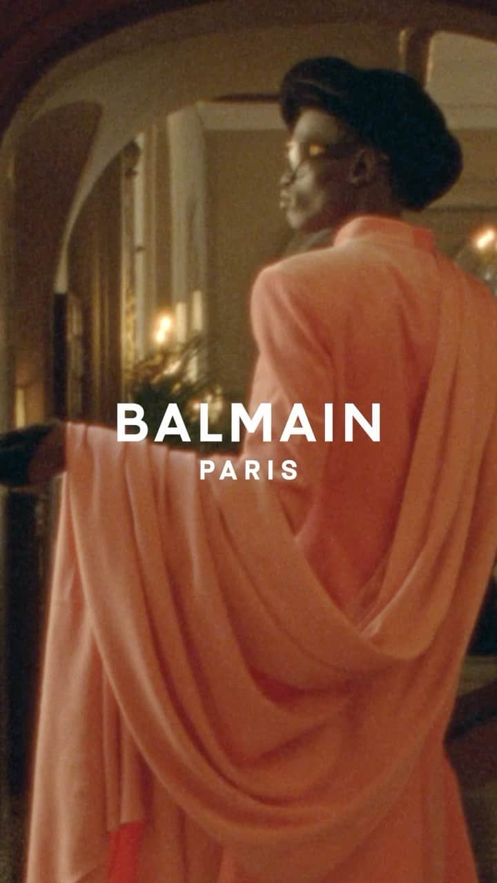 バルマンのインスタグラム：「UN RÊVE DE PARIS Effortlessly chic, undeniably Parisian. For Balmain’s Fall-Winter 2023 collection, @olivier_rousteing presents a study in New French Style meant to stand the test of time.  #BALMAINFW23   📍 Hotel Regina. Paris.   Model: @maamuor」