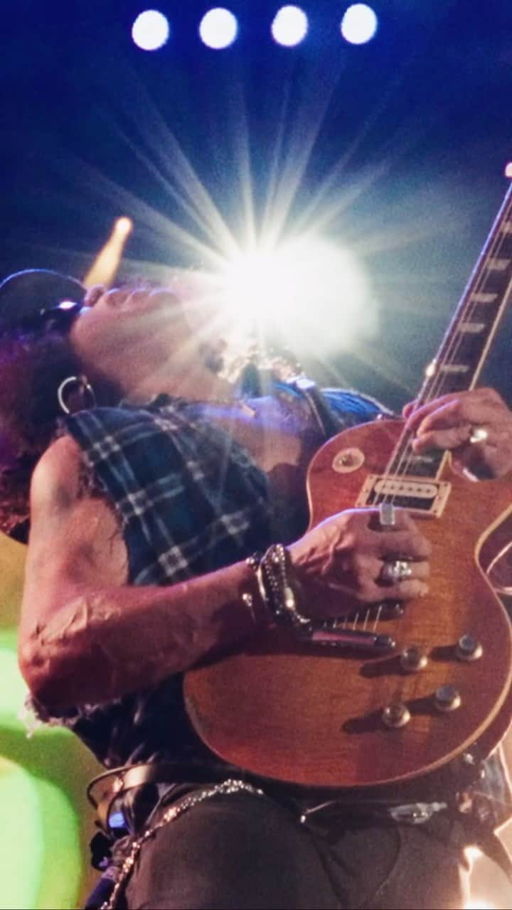 Guns N' Rosesのインスタグラム：「PERHAPS 🌹」