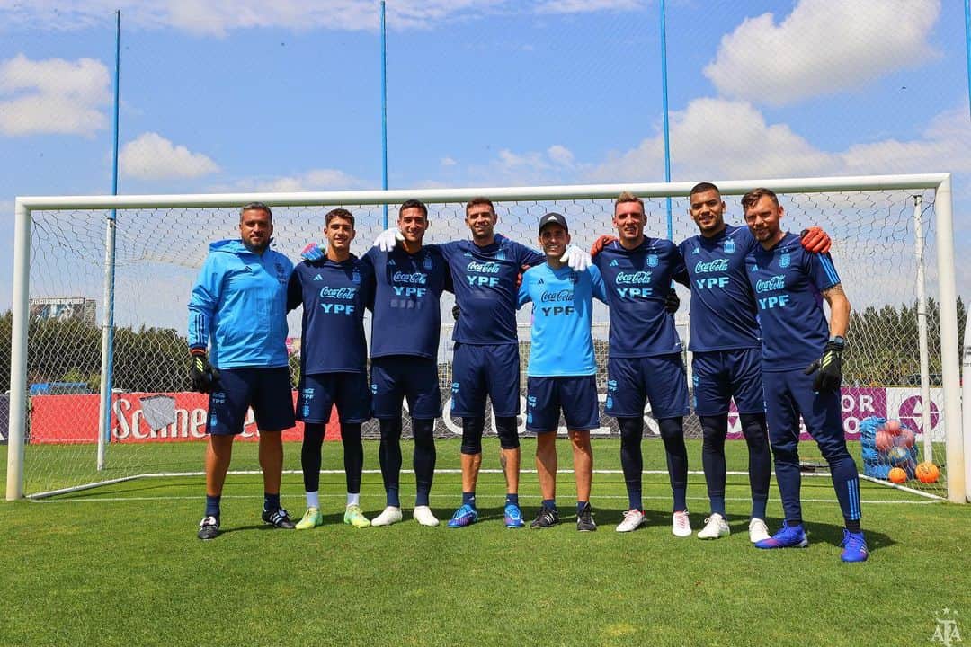 ダミアン・マルティネスのインスタグラム：「Es un placer trabajar con gente tan humilde y positiva como este grupo  Gracias 🫶🇦🇷🔥#vamospormas💪」