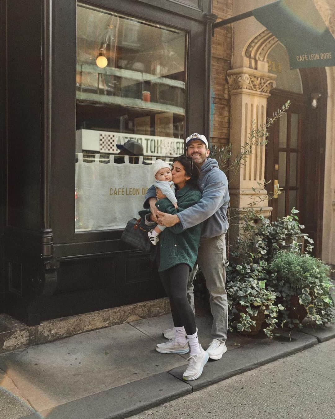 Sazan Hendrixさんのインスタグラム写真 - (Sazan HendrixInstagram)「Autumn in New York 🍂🧡 Out of all these moments, the last slide of Oliver might be the highlight for me 🥹 Thank you for all the love & support on release week!!!!! We love you fam 🙏🏽 GO GET THE BOOK!!! Link in bio! #arealgoodlife #nyc #booklaunch」10月17日 1時47分 - sazan