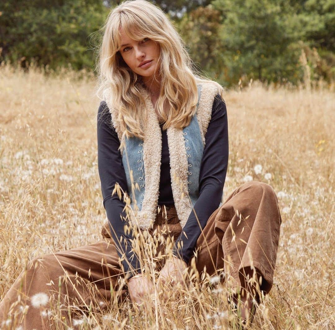 カレントエリオットのインスタグラム：「Meet the Pivot Vest.  Fun to put on and fun to take off, you know, depending on your mood.⁠」