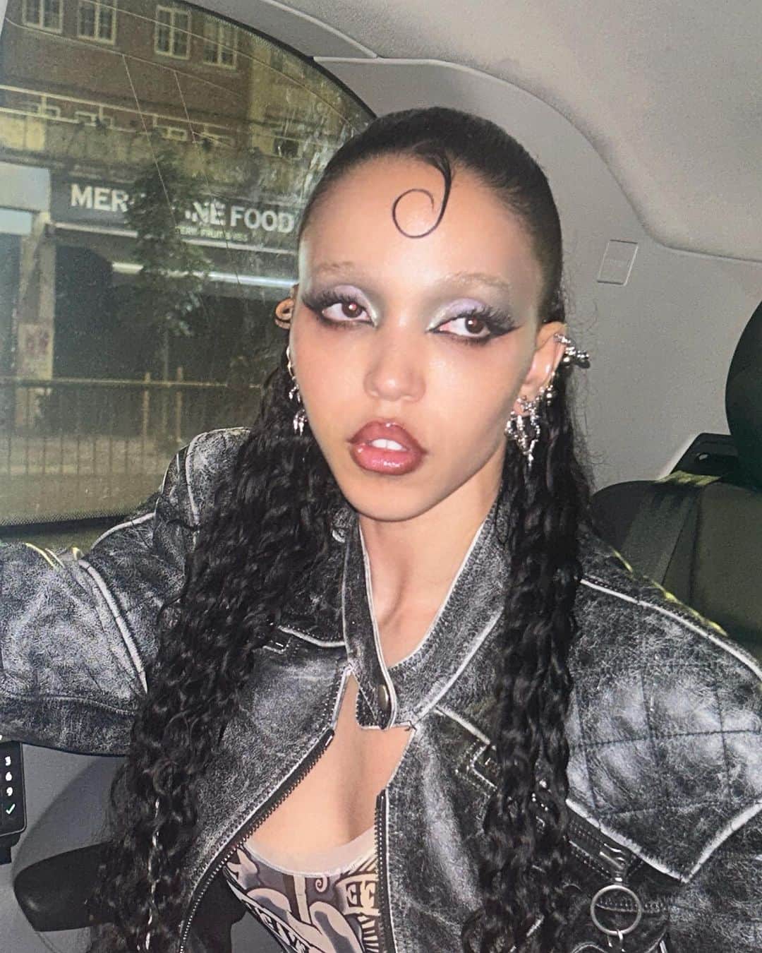 FKAツイッグスのインスタグラム：「on my way to meet muva and her friends」