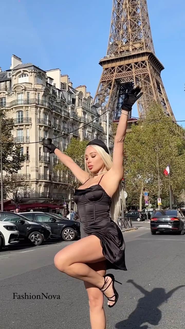 ダニエラ・チャベスのインスタグラム：「Daniella en Paris😍 @NovaMEN & @FashionNova Dress 🖤.」