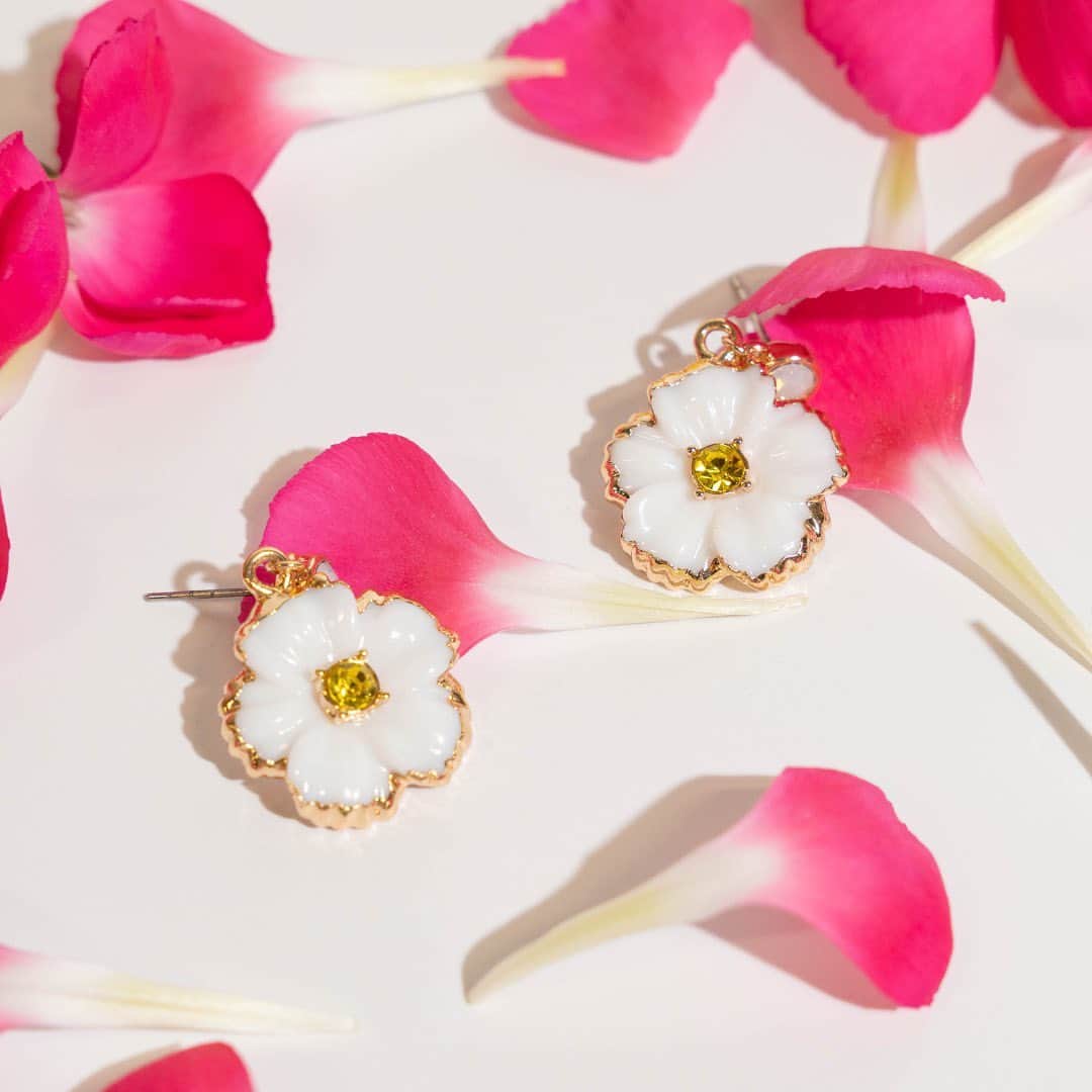 アイザックミズラヒのインスタグラム：「These pretty petals belong in your collection! Pair with some dainty rings to complete the look! 🌸」