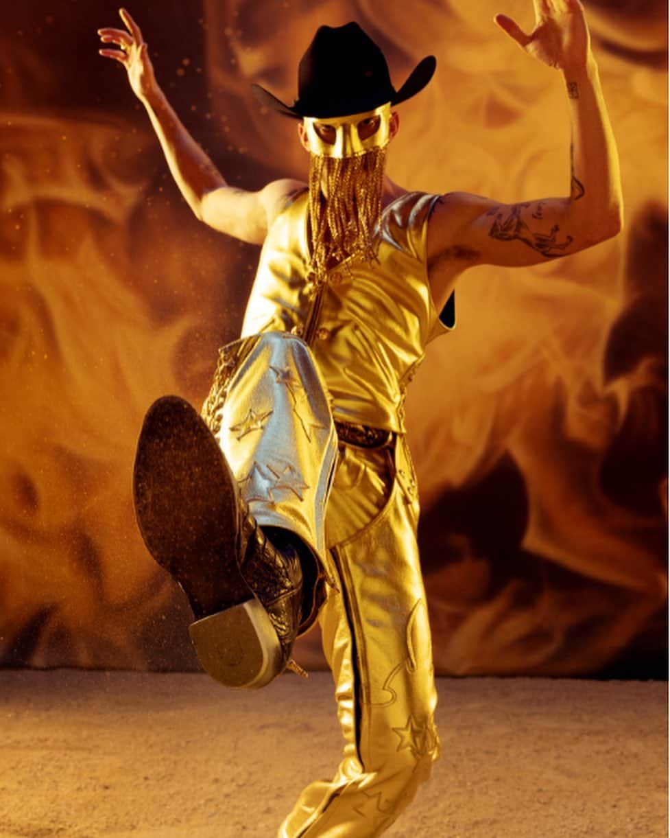 アンソニー・ラモスさんのインスタグラム写真 - (アンソニー・ラモスInstagram)「Had a dream to wear the iconic gold ensemble that @orvillepeck wore on his “Bronco” album cover to my 40th bday bash. Swipe for the inspiration 🤠  Thank you so much @sylvio.nyc for making this custom creation for me! So grateful and I’ll cherish it forever ⭐️🪩」10月17日 2時25分 - anthonyramosah