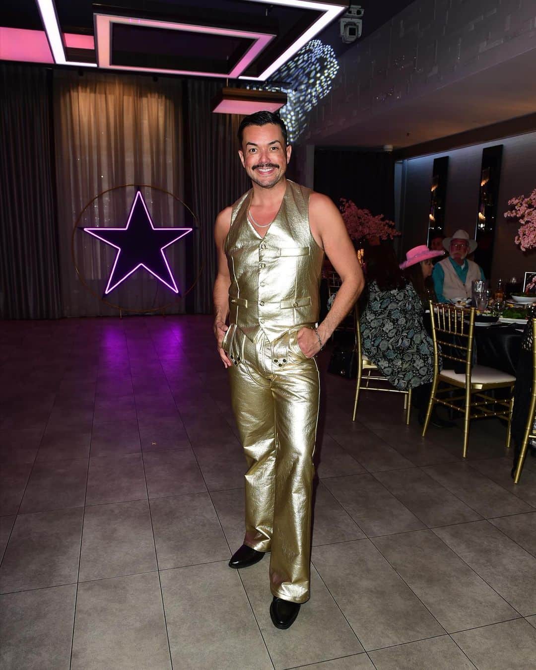 アンソニー・ラモスのインスタグラム：「Had a dream to wear the iconic gold ensemble that @orvillepeck wore on his “Bronco” album cover to my 40th bday bash. Swipe for the inspiration 🤠  Thank you so much @sylvio.nyc for making this custom creation for me! So grateful and I’ll cherish it forever ⭐️🪩」