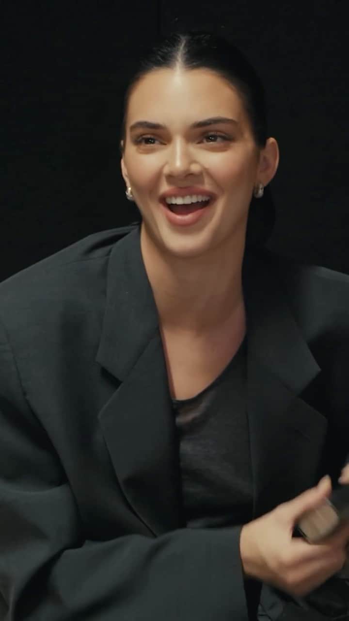 のインスタグラム：「What’s in @kendalljenner’s bag, for real? While we were backstage at @lorealparis’s #ParisFashionWeek runway show, the model literally opened up about what she carries in her purse during a hectic day of shows. Spoiler: multivitamins are a must!  Tap the link in our bio to watch the full episode.  Director  @sammysuss DP @plumefabre Editor @anafangayen Producer @jerocchi Audio @myrta_guimartysound」