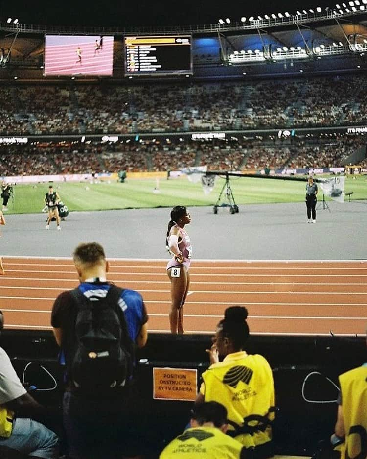 アシャ・フィリップさんのインスタグラム写真 - (アシャ・フィリップInstagram)「Thousands around you. But standing alone.  That’s a feeling that every athlete will feel at some point in their career.  At this time of the year, we’re back from our off season breaks, hopefully feeling rested and motivated to achieve our goals. Especially with an Olympic year ahead.  But no one really knows the challenges or triumphs we’ll face. It will be a rollercoaster physically and emotionally, but it’s important for us to know that even when we’re alone… we’re never by ourselves in our experiences.  I created the @athlete.gateway to build community. We don’t need to face our unique pressures in isolation.  Whether we achieve our goals or not. The fact we tried to push for our dreams is a win in itself.  Have a blessed week🔥 Let’s go‼️  #athlete #mindset #ambition #community #athletelife」10月17日 2時20分 - missashaphilip