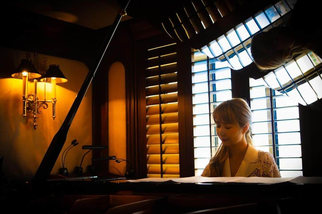 サラ・オレインのインスタグラム：「海の上の🎹🎻🥁🎙️  All aboard the Asuka II I am your musical captain, Sarah Àlainn.   My birthday this year was spent at sea. Felt a bit like 1900, the pianist who was born and lived his entire life on board. So many incidents coincided with the bday - the war, a passing of a close singer. Shocking times. Slowly sharing some moments which were kinder to the heart first.   2023年10月８日のバースデーは、船上コンサート。 生涯船で過ごした「海の上のピアニスト」になった気分  悲しい事件が重なる時期ですが、 まずは心に優しい思い出たちから  #sarahalainn #Asuka #NakabayashiMariko #cruise #cruiselisner #ship #ocean #豪華客船 #飛鳥 #サラオレイン #海の上のピアニスト #oceandrum #オーシャンドラム #multiinstrumentalist」