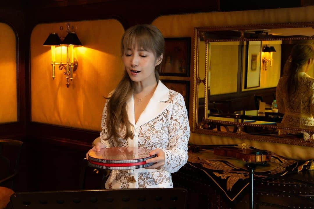 サラ・オレインさんのインスタグラム写真 - (サラ・オレインInstagram)「海の上の🎹🎻🥁🎙️  All aboard the Asuka II I am your musical captain, Sarah Àlainn.   My birthday this year was spent at sea. Felt a bit like 1900, the pianist who was born and lived his entire life on board. So many incidents coincided with the bday - the war, a passing of a close singer. Shocking times. Slowly sharing some moments which were kinder to the heart first.   2023年10月８日のバースデーは、船上コンサート。 生涯船で過ごした「海の上のピアニスト」になった気分  悲しい事件が重なる時期ですが、 まずは心に優しい思い出たちから  #sarahalainn #Asuka #NakabayashiMariko #cruise #cruiselisner #ship #ocean #豪華客船 #飛鳥 #サラオレイン #海の上のピアニスト #oceandrum #オーシャンドラム #multiinstrumentalist」10月17日 2時27分 - sarahalainn