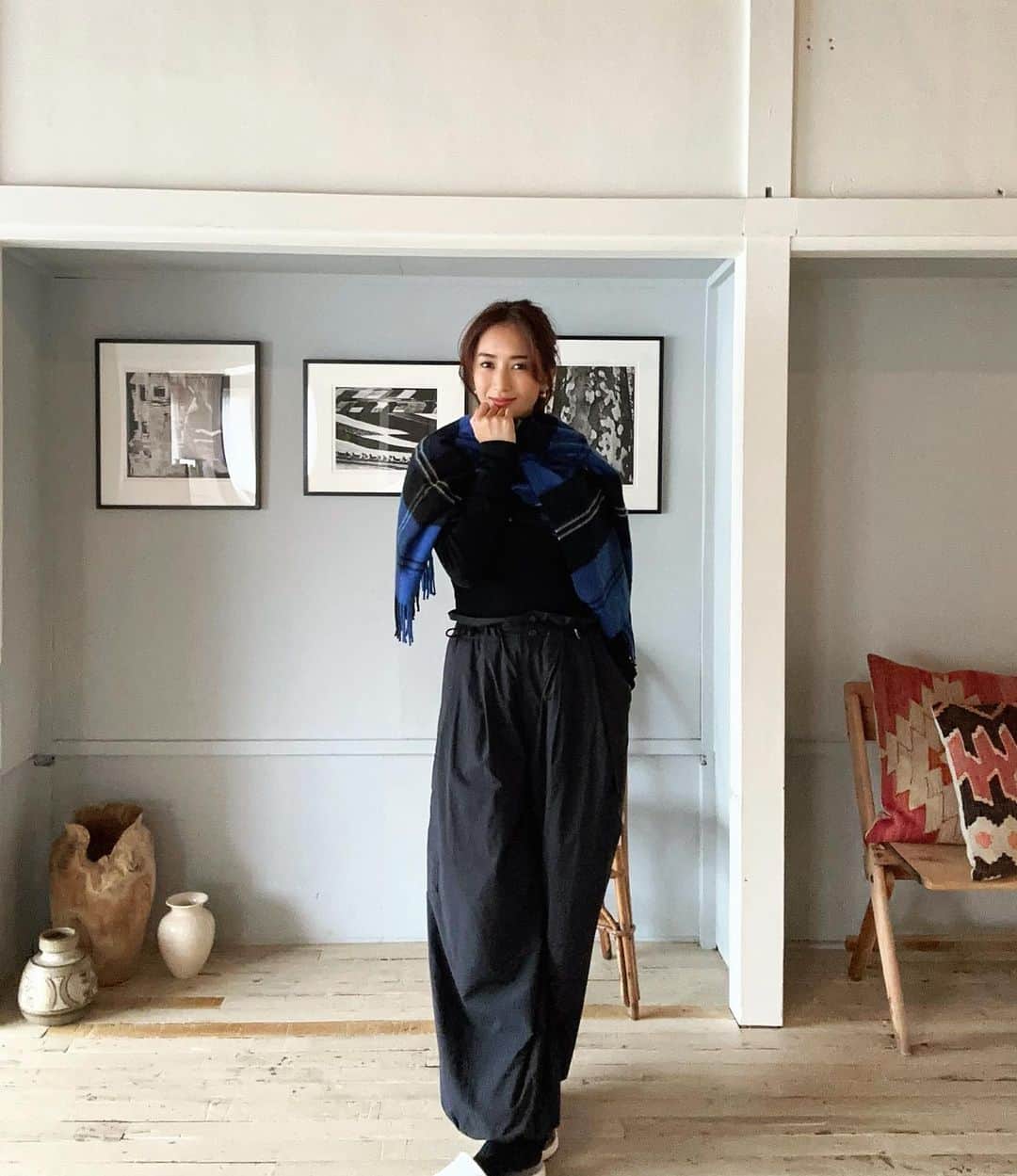 桐山マキさんのインスタグラム写真 - (桐山マキInstagram)「. . ❄️  雨で急に寒くなった日  この前日 @the_newhouse  展示会にて @naokotani___  激寒がりな私に激推し可愛いパラシュートパンツを 勧めてくれた♡  撥水、裏起毛、美ライン ほんでおしゃれ！ @yuri_arai  さん 作ってくれて心から感謝です🥹♡  寒がりさん コレ一本👆  来月のキャンプも🏕️ これで決まりやね♡  #japan #fashion #love #dog #私服 #勝手にご紹介 #寒がりさんへ耳寄り情報 #すんごいぜ #✨」10月16日 17時41分 - maki_kiriyama