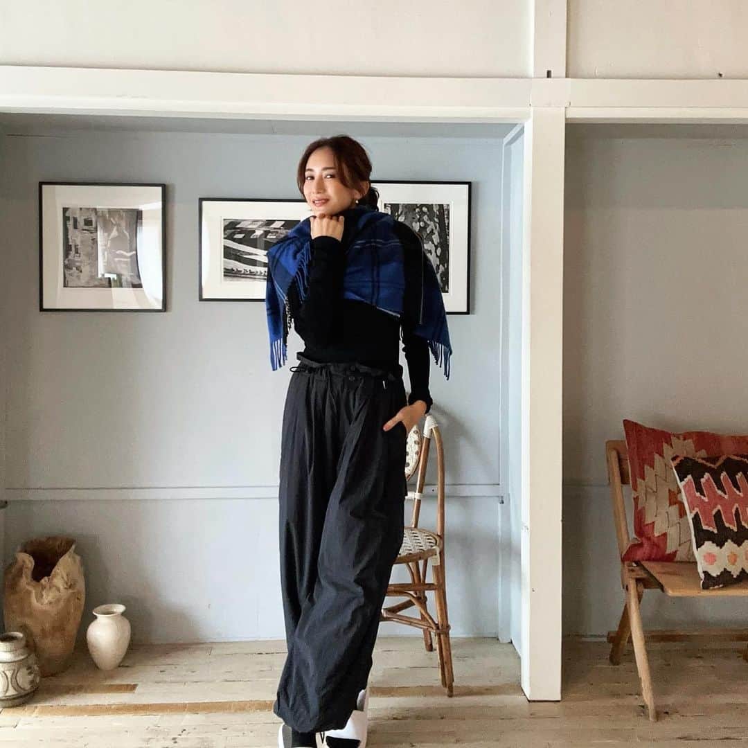 桐山マキさんのインスタグラム写真 - (桐山マキInstagram)「. . ❄️  雨で急に寒くなった日  この前日 @the_newhouse  展示会にて @naokotani___  激寒がりな私に激推し可愛いパラシュートパンツを 勧めてくれた♡  撥水、裏起毛、美ライン ほんでおしゃれ！ @yuri_arai  さん 作ってくれて心から感謝です🥹♡  寒がりさん コレ一本👆  来月のキャンプも🏕️ これで決まりやね♡  #japan #fashion #love #dog #私服 #勝手にご紹介 #寒がりさんへ耳寄り情報 #すんごいぜ #✨」10月16日 17時41分 - maki_kiriyama