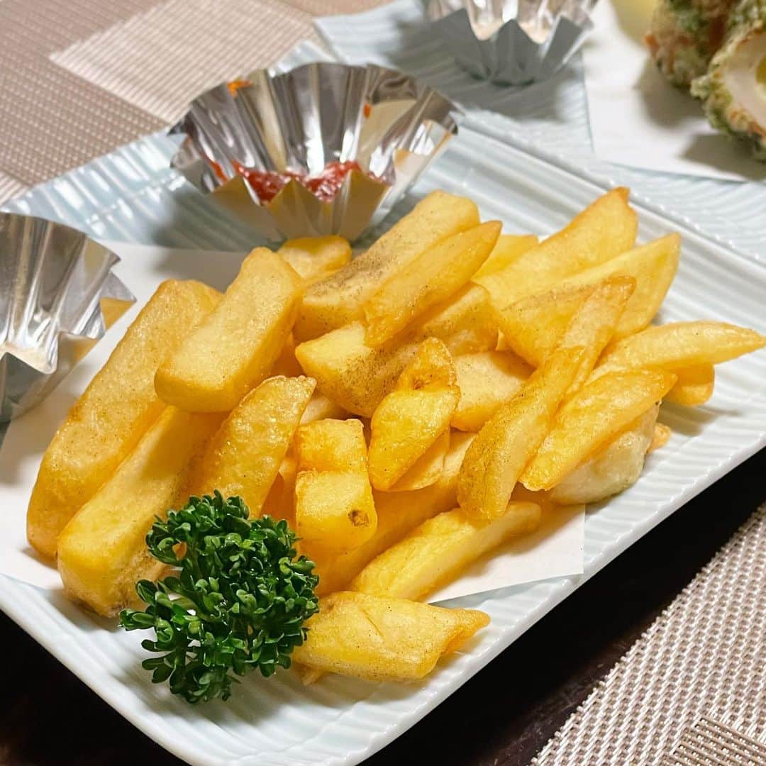 平野紗季子のインスタグラム：「フライドポテト好きの民が集うと、次はどの一手(どのポテト)で行くかが話題となり、「破れ」「エヴァーグリーン」「距離」「残し」「焦げちい」などそれぞれの特性を活かした呼称が生まれ、一手一手の運びの華麗さ等によって観衆は沸き立ち、次第にスポーツと化していった……真剣勝負すぎるの何」