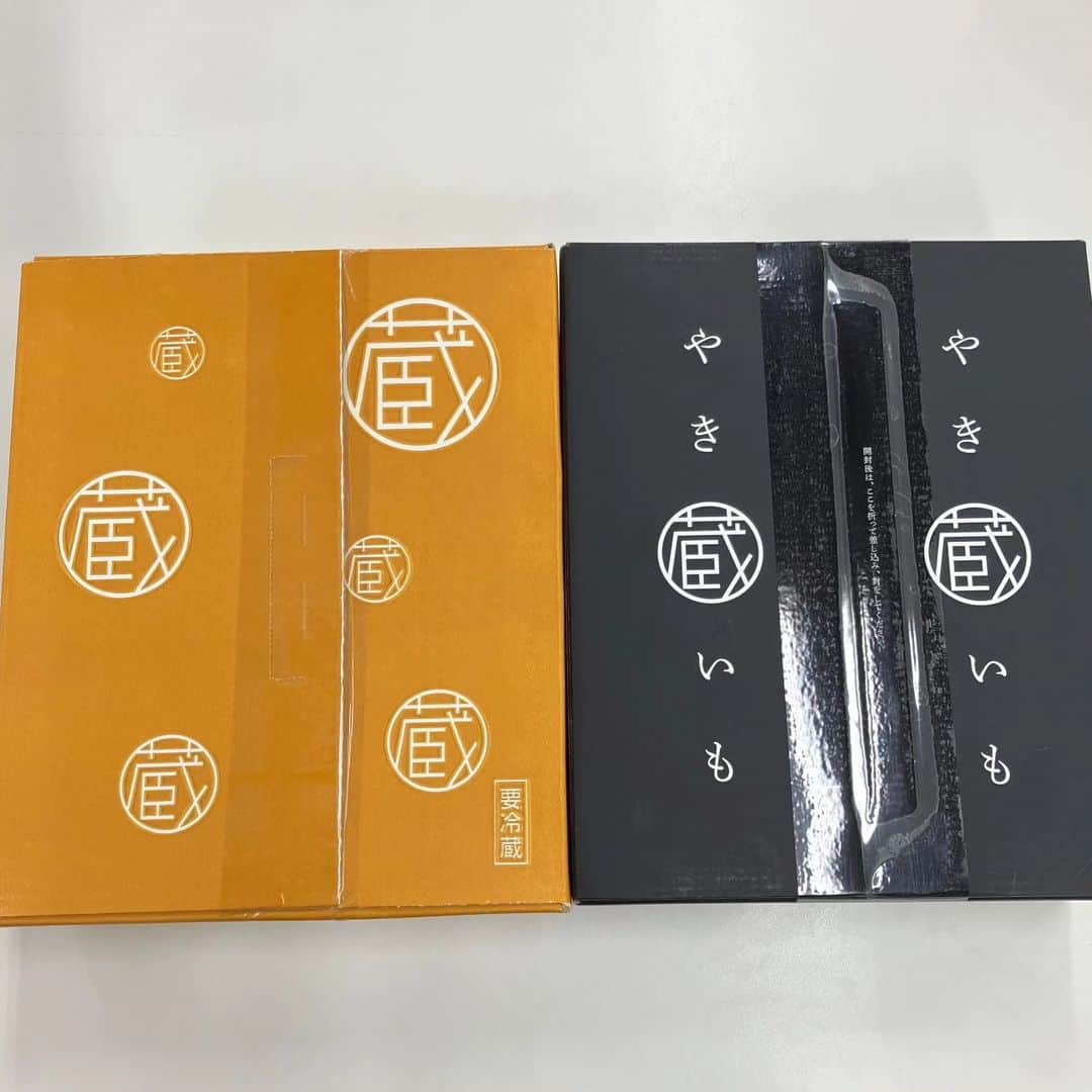 ダチョウ倶楽部のインスタグラム：「今年も、ジモンさんファンで、ダチョウ倶楽部を応援して下さっている⁡ @zorome6969 さんから焼き芋🍠を頂きました！⁡ ⁡⁡⁡ スタッフにも頂きました！ ⁡⁡ ⁡この季節になると毎年頂きます。甘くて美味しいお芋🍠🍠🍠⁡ ⁡⁡ ⁡ちゃんと、ふたりにお渡しします！⁡⁡ ⁡⁡ ⁡毎年、ありがとうございます！⁡ ⁡⁡ ⁡感謝🙏します。 ⁡⁡ ⁡ #ダチョウ倶楽部⁡ ⁡ #焼き芋⁡ ⁡ #やきいも蔵」