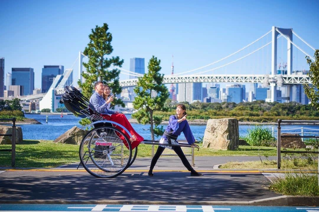 Hilton Tokyo Odaiba ヒルトン東京お台場さんのインスタグラム写真 - (Hilton Tokyo Odaiba ヒルトン東京お台場Instagram)「エグゼクティブルーム・ファミリールーム・スイートルームをご予約いただいたお客様へ、特別な特典『Benefit Plus（ベネフィットプラス）』がスタートしました✨  対象のお部屋を事前にご予約いただいたお客様には、お帰りの際の車の手配やエグゼクティブラウンジアクセスなど、ワンランク上のホテルステイをお楽しみいただけるスペシャル特典をご提供しています。  また、10月20日（金）～11月26日（日）までの金・土・日・祝は期間限定で「人力車」も登場🌟  ヒルトン東京お台場ならではのラグジュアリーな体験を、ぜひこの機会にお楽しみください！  ▶︎詳細は、 @hilton_tokyo_odaiba のプロフィールリンクよりご確認いただけます。  Book an Executive, Family and Suite Rooms at Hilton Tokyo Odaiba and unlock "Benefit Plus" perks! Elevate your stay with exclusive Executive Lounge access and complimentary car service upon departure during this limited-time luxe opportunity.  From October 20th (Friday) to November 26th (Sunday), on Fridays, Saturdays, Sundays, and holidays during this limited period, "jinrikisha" will also be available! 🇯🇵  #ヒルトン東京お台場 #hiltontokyoodaiba」10月16日 17時34分 - hilton_tokyo_odaiba