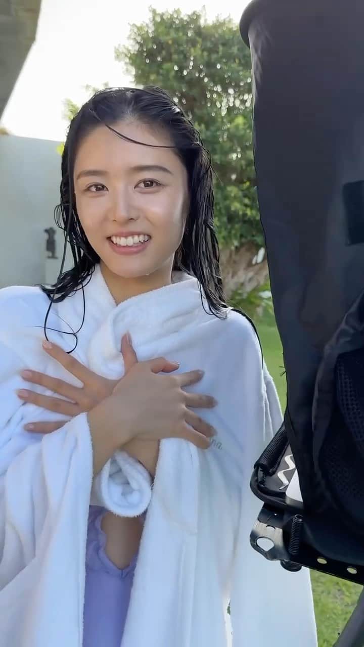 ViViのインスタグラム：「今日のびびぐらオフショットは 写真をチェックする星夏の様子をお届け💖  星夏もお気に入りの、夕陽にあたった うちゅくしすぎるカットをお楽しみに😍😍  また、明日10月17日(火)20:00頃から 星夏出演のインスタライブが決定👏 撮影裏話をお話ししちゃいます🤫💗 お楽しみに💞 #vivi #びびぐら #古畑星夏 #viviモデル #オフショット #オフショットムービー」
