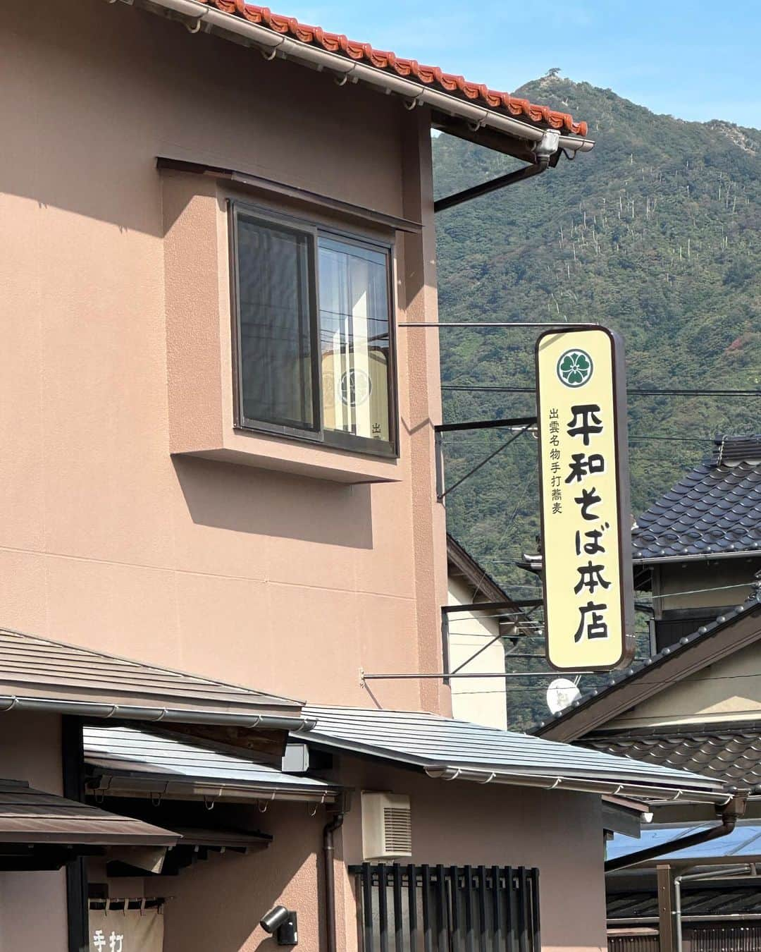 紫吹淳さんのインスタグラム写真 - (紫吹淳Instagram)「先日出雲で食べたカツ丼がめちゃくちゃ美味しくて勿論お蕎麦も… 出雲に来たなら矢張り出雲そばを食べなきゃ〜という事で　こちらのお店を教えて頂き　とっても美味しく頂きました　 物凄い人気でお店に入るまで待ちましたが　本当に美味しかった〜 #平和そば本店  #出雲大社 #出雲割子そば  #カツ丼」10月16日 17時35分 - jun_shibuki_official