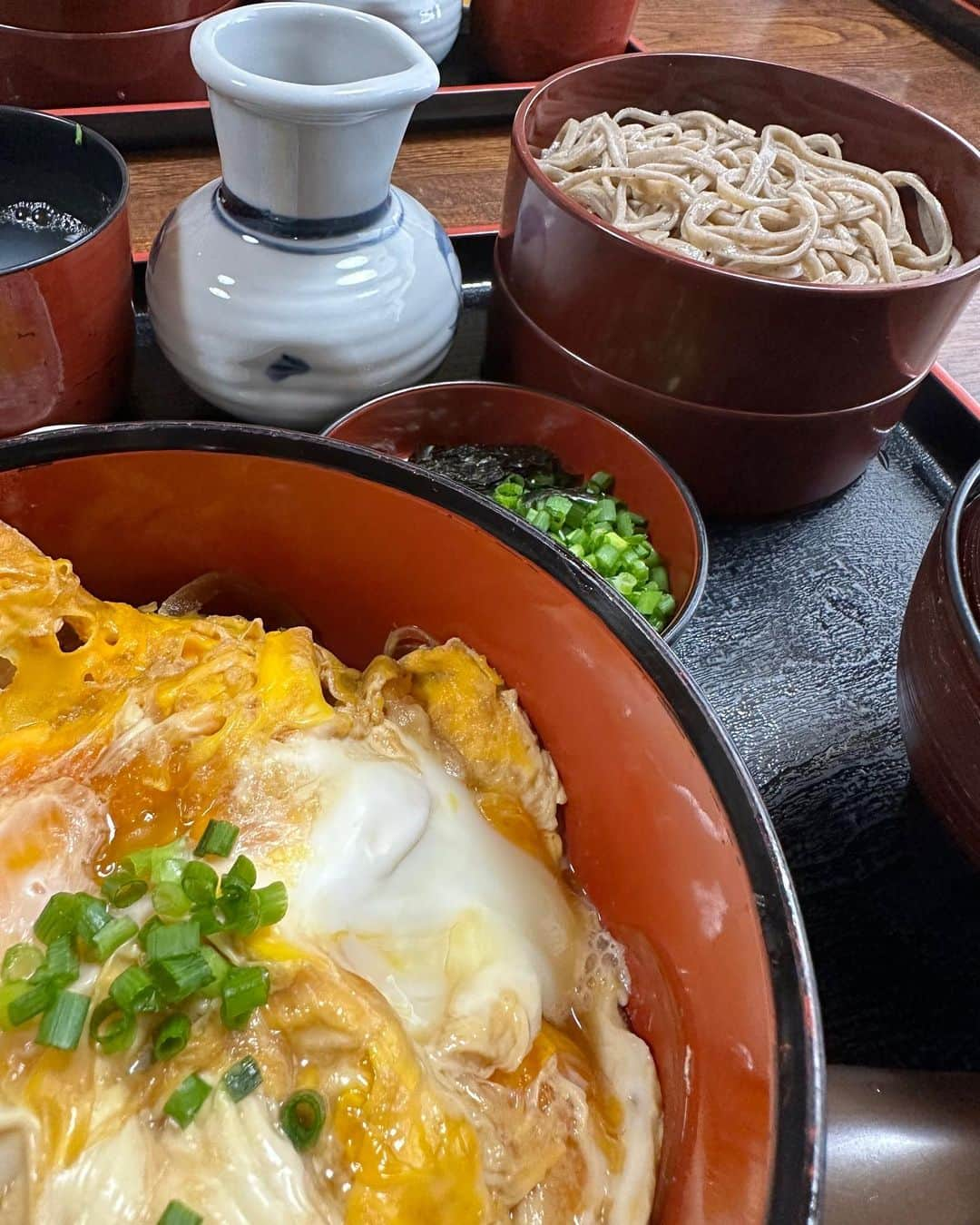 紫吹淳さんのインスタグラム写真 - (紫吹淳Instagram)「先日出雲で食べたカツ丼がめちゃくちゃ美味しくて勿論お蕎麦も… 出雲に来たなら矢張り出雲そばを食べなきゃ〜という事で　こちらのお店を教えて頂き　とっても美味しく頂きました　 物凄い人気でお店に入るまで待ちましたが　本当に美味しかった〜 #平和そば本店  #出雲大社 #出雲割子そば  #カツ丼」10月16日 17時35分 - jun_shibuki_official