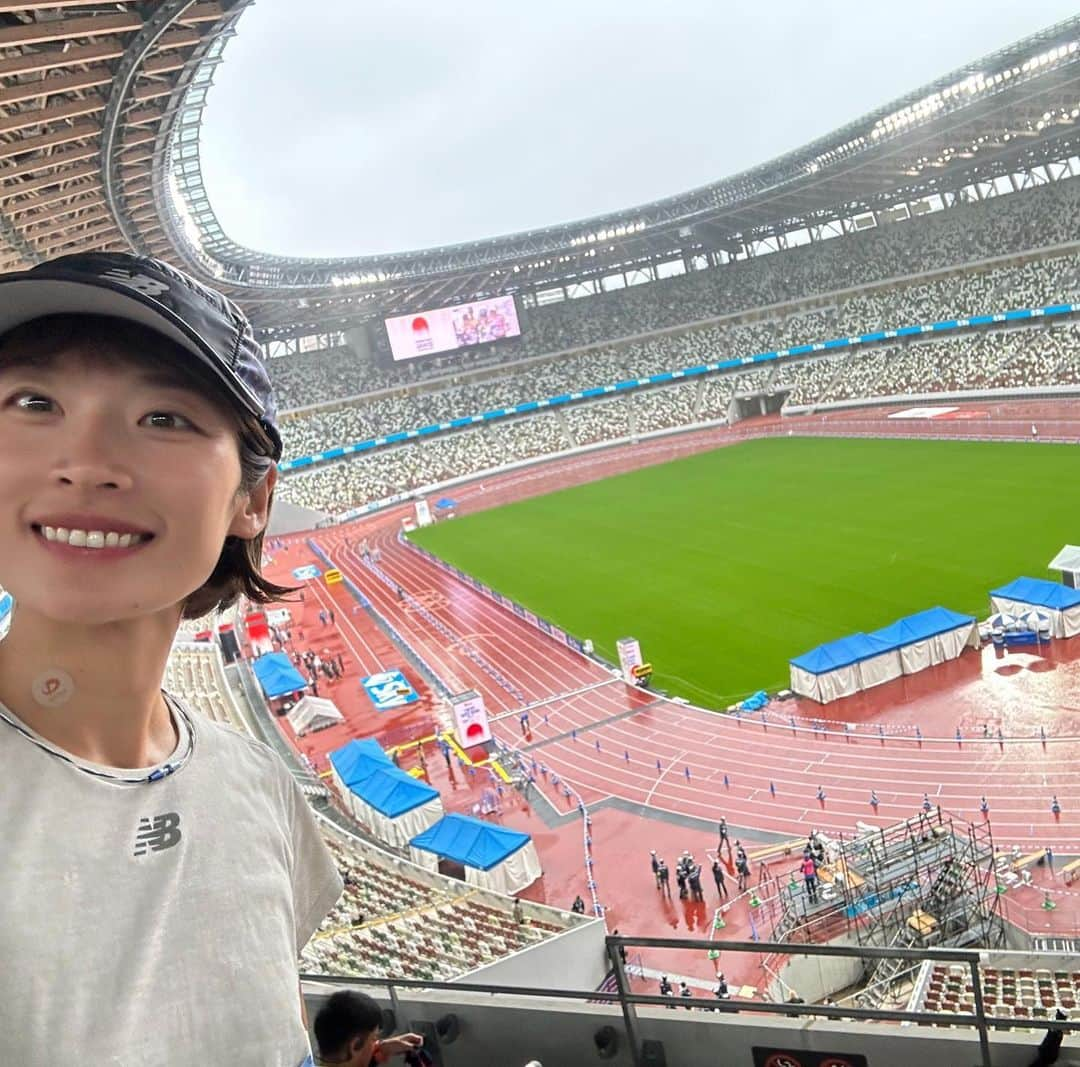 西谷綾子さんのインスタグラム写真 - (西谷綾子Instagram)「🏟️🏅 #東京レガシーハーフマラソン 🏃‍♀️  国立やすれ違いでMGCの選手たちの走りをみて 鳥肌が立ち感動した🥹🩷 土砂降りのなか私たちのために朝早くから 準備をして下さったボランティアの皆さんには 本当に感謝の気持ちでいっぱいです🥹🙏  東京のど真ん中、国立を走れる喜び、 無事にゴールできた安堵感ありつつも‥ 思い通りに走れなくてずっと悔しい気持ち😣🥺  タイムは1:33:25  後半は粘り強い走りができずズルズル落ちていく。。  あー、私サブスリー無理なのかなと 弱気になってしまったけど‥ 今シーズン頑張ると決めたので！！！🔥🔥  必ず満足いくレース、 走りができると信じてまたがんばります❤️‍🔥  自分の走りは悔しかったけど いろんな方達に会えて話せて笑って EXPOからレースまでめちゃくちゃ楽しかった🥰🩷  沢山の応援もありがとうございました🥹 皆さんの応援があるからもうひと踏ん張り頑張れる！📣 応援のチカラは本当に凄い！！ 私もみんなのこと応援してます💕  レース中の写真📸 @sgtsm Thank you♪」10月16日 17時37分 - ayako.nishitani