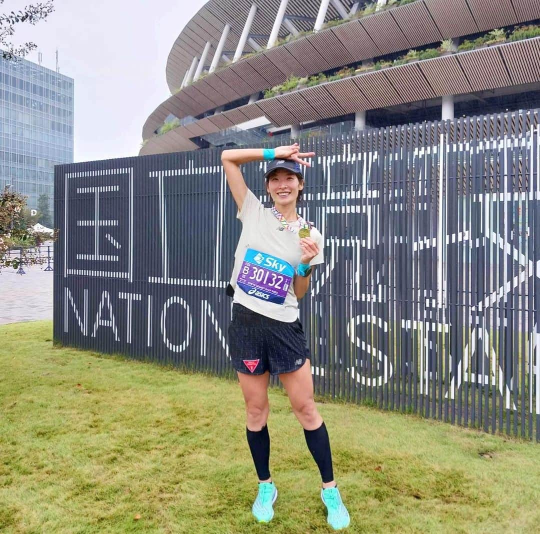 西谷綾子さんのインスタグラム写真 - (西谷綾子Instagram)「🏟️🏅 #東京レガシーハーフマラソン 🏃‍♀️  国立やすれ違いでMGCの選手たちの走りをみて 鳥肌が立ち感動した🥹🩷 土砂降りのなか私たちのために朝早くから 準備をして下さったボランティアの皆さんには 本当に感謝の気持ちでいっぱいです🥹🙏  東京のど真ん中、国立を走れる喜び、 無事にゴールできた安堵感ありつつも‥ 思い通りに走れなくてずっと悔しい気持ち😣🥺  タイムは1:33:25  後半は粘り強い走りができずズルズル落ちていく。。  あー、私サブスリー無理なのかなと 弱気になってしまったけど‥ 今シーズン頑張ると決めたので！！！🔥🔥  必ず満足いくレース、 走りができると信じてまたがんばります❤️‍🔥  自分の走りは悔しかったけど いろんな方達に会えて話せて笑って EXPOからレースまでめちゃくちゃ楽しかった🥰🩷  沢山の応援もありがとうございました🥹 皆さんの応援があるからもうひと踏ん張り頑張れる！📣 応援のチカラは本当に凄い！！ 私もみんなのこと応援してます💕  レース中の写真📸 @sgtsm Thank you♪」10月16日 17時37分 - ayako.nishitani