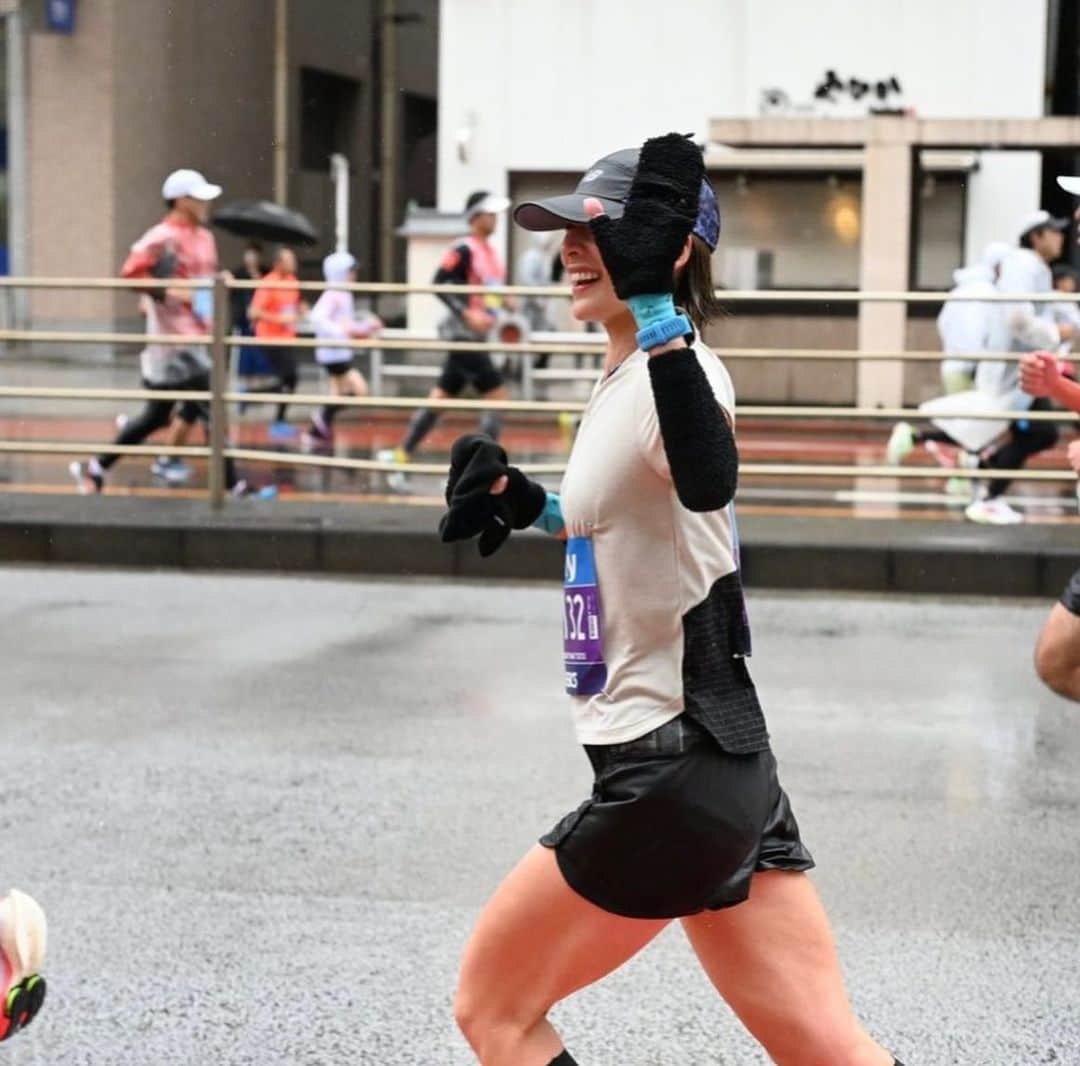 西谷綾子さんのインスタグラム写真 - (西谷綾子Instagram)「🏟️🏅 #東京レガシーハーフマラソン 🏃‍♀️  国立やすれ違いでMGCの選手たちの走りをみて 鳥肌が立ち感動した🥹🩷 土砂降りのなか私たちのために朝早くから 準備をして下さったボランティアの皆さんには 本当に感謝の気持ちでいっぱいです🥹🙏  東京のど真ん中、国立を走れる喜び、 無事にゴールできた安堵感ありつつも‥ 思い通りに走れなくてずっと悔しい気持ち😣🥺  タイムは1:33:25  後半は粘り強い走りができずズルズル落ちていく。。  あー、私サブスリー無理なのかなと 弱気になってしまったけど‥ 今シーズン頑張ると決めたので！！！🔥🔥  必ず満足いくレース、 走りができると信じてまたがんばります❤️‍🔥  自分の走りは悔しかったけど いろんな方達に会えて話せて笑って EXPOからレースまでめちゃくちゃ楽しかった🥰🩷  沢山の応援もありがとうございました🥹 皆さんの応援があるからもうひと踏ん張り頑張れる！📣 応援のチカラは本当に凄い！！ 私もみんなのこと応援してます💕  レース中の写真📸 @sgtsm Thank you♪」10月16日 17時37分 - ayako.nishitani