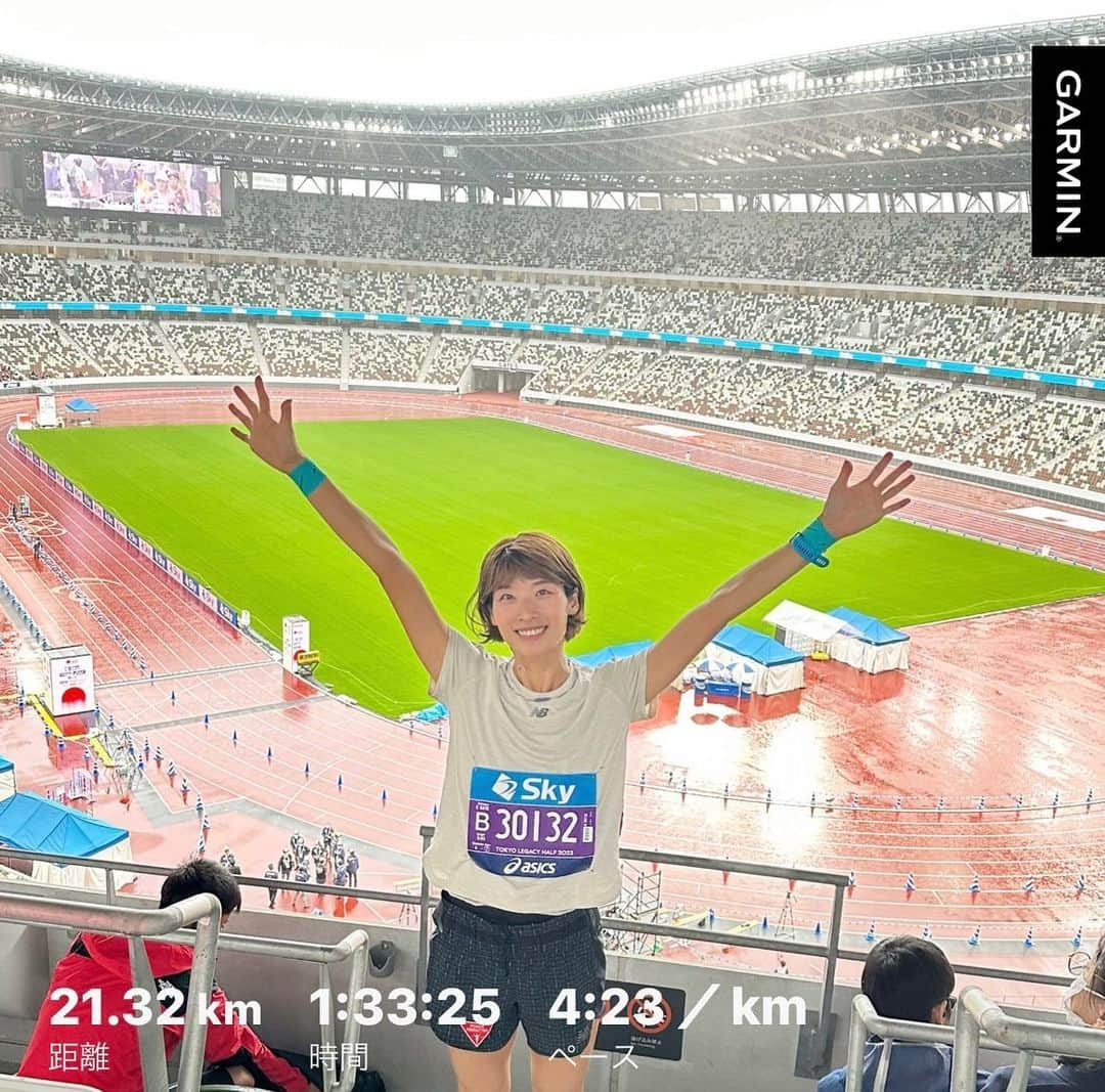 西谷綾子のインスタグラム：「🏟️🏅 #東京レガシーハーフマラソン 🏃‍♀️  国立やすれ違いでMGCの選手たちの走りをみて 鳥肌が立ち感動した🥹🩷 土砂降りのなか私たちのために朝早くから 準備をして下さったボランティアの皆さんには 本当に感謝の気持ちでいっぱいです🥹🙏  東京のど真ん中、国立を走れる喜び、 無事にゴールできた安堵感ありつつも‥ 思い通りに走れなくてずっと悔しい気持ち😣🥺  タイムは1:33:25  後半は粘り強い走りができずズルズル落ちていく。。  あー、私サブスリー無理なのかなと 弱気になってしまったけど‥ 今シーズン頑張ると決めたので！！！🔥🔥  必ず満足いくレース、 走りができると信じてまたがんばります❤️‍🔥  自分の走りは悔しかったけど いろんな方達に会えて話せて笑って EXPOからレースまでめちゃくちゃ楽しかった🥰🩷  沢山の応援もありがとうございました🥹 皆さんの応援があるからもうひと踏ん張り頑張れる！📣 応援のチカラは本当に凄い！！ 私もみんなのこと応援してます💕  レース中の写真📸 @sgtsm Thank you♪」