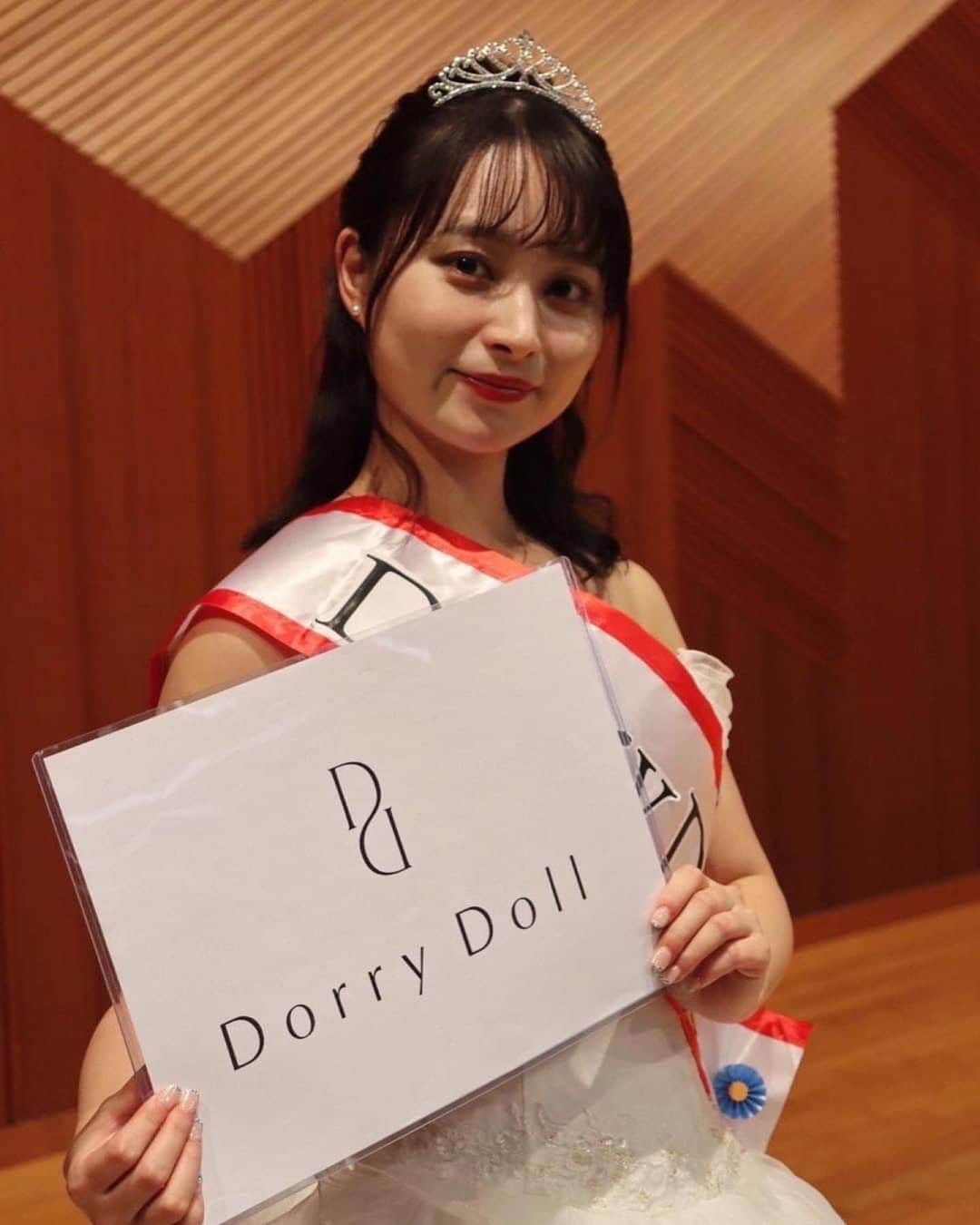 後藤沙梨花のインスタグラム：「・ Dorry Doll賞に輝いたのは  【エントリーNo.3 川津佐葵】さんです✨  川津さんには株式会社アサクラ(@dorry_doll_official @dorry_doll_official_style )様より  レディースドレス一点 が贈られます👗！  _____________川津さんからのコメント____________  ミスコン活動の撮影でも着用させていただいたDorry Doll様のドレス👗✨ どれも素敵なドレスで、着ているだけで自信が持てるような気がします💍 特別な日に着用させていただきます♡  御協賛、本当にありがとうございました🫧 _____________________________________________  ドレス撮影時の衣装提供並びにご協賛ありがとうございました！  #ドリードール #DorryDoll #dorrydoll  #ドリードールドレス #成人式 #フォーマルドレス #ディナーコーデ   #謝恩会 #結婚式コーデ #結婚式ドレス #お呼ばれドレス #お呼ばれワンピ #パーティードレス #オケージョン #学習院女子大学 #和祭 #gwc #Missgwc2023 #misscontest2023 #ミス和コンテスト #ミスコンテスト　#ミス和 #gakushuinwomenscollege #ミス和コンテスト2023 #ミスコン #春からgwc #学女 #学女ミスコン #ミスコンファイナリスト」