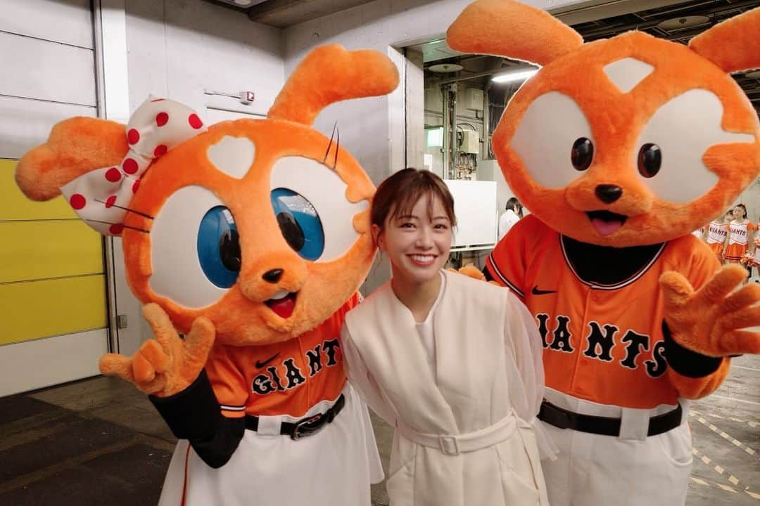 中川絵美里さんのインスタグラム写真 - (中川絵美里Instagram)「⭐️  スポーツナビYouTubeチャンネルのレギュラー企画「中川絵美里と野球」 9月上旬に行った、読売ジャイアンツ・ヴィーナスの皆さんへの密着動画が全編公開されました🎥  これまでも、おはよんや報知新聞コラムで何度か取材させていただきましたが、このように一日密着させていただくのは初めてで。  在籍時から"球場で踊っている女の子たち"とだけで表現されてしまう認識が悔しくて、細やかな活動や結束力、仕事への向き合い方。いつか自分の立場でも伝えられる機会を作れるようにと願っていたのでその夢が叶った日でもありました。  在籍時からもう8年以上も経ちますが、10代で右も左もわからなかった自分が素晴らしいチームメイトや環境に恵まれ、いかに人として育てていただいたのか、今回皆さんに密着させていただき再認識することができました。 時が経ってもヴィーナスの素晴らしさは継承され続けているんだなと。一OGとして、勝手に誇らしくなりました。(出来の悪いメンバーでしたが笑)  また8年前、在籍していた頃は想像もできなかった嬉しい出会いも。卒業して、このお仕事をしていてよかったなと心から思いました！ みゆうちゃん、ありがとう☺️(座談会みてください☺︎)  長くなりましたが、これでも全ての業務を密着させていただいた訳ではありませんが、試合前から試合後&座談会まで3本に亘って配信されています！  来年度のオーディション募集も始まっているということで、興味がある方の参考にもなる動画になっていると思います！ ぜひご覧いただけたら嬉しいです。  ヴィーナス皆さん、ありがとうございました🫶 @giants.venus   #2023venus#ヴィーナス#giants」10月16日 17時39分 - emiri_nakagawa